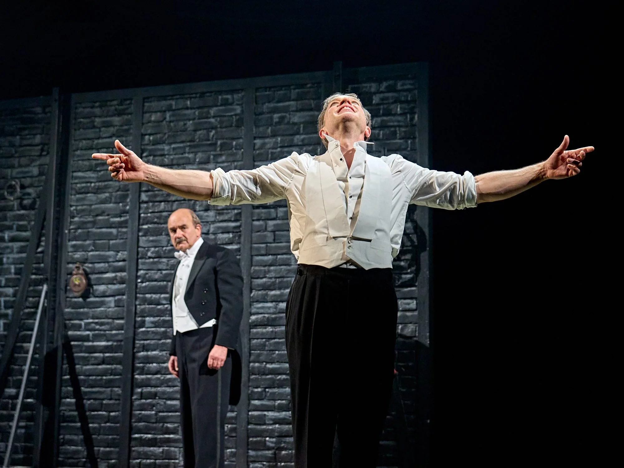 David-Haig-Conan-Doyle-Hadley-Fraser-Houdini-in-MAGIC-at-Chichester-Festival-Theatre-Photo-Manuel-Harlan-289.jpg