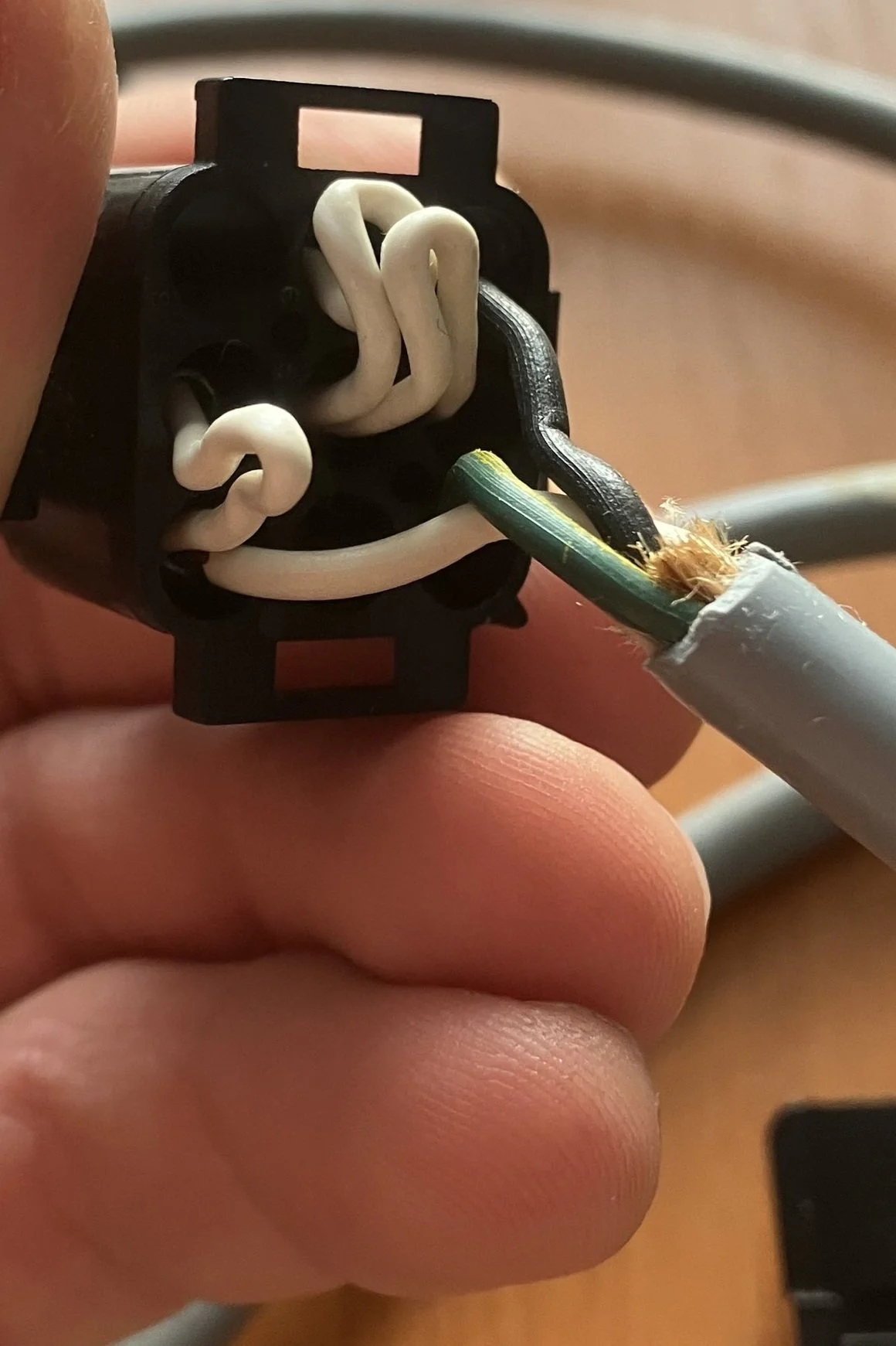 The original wiring of the mains-input connector