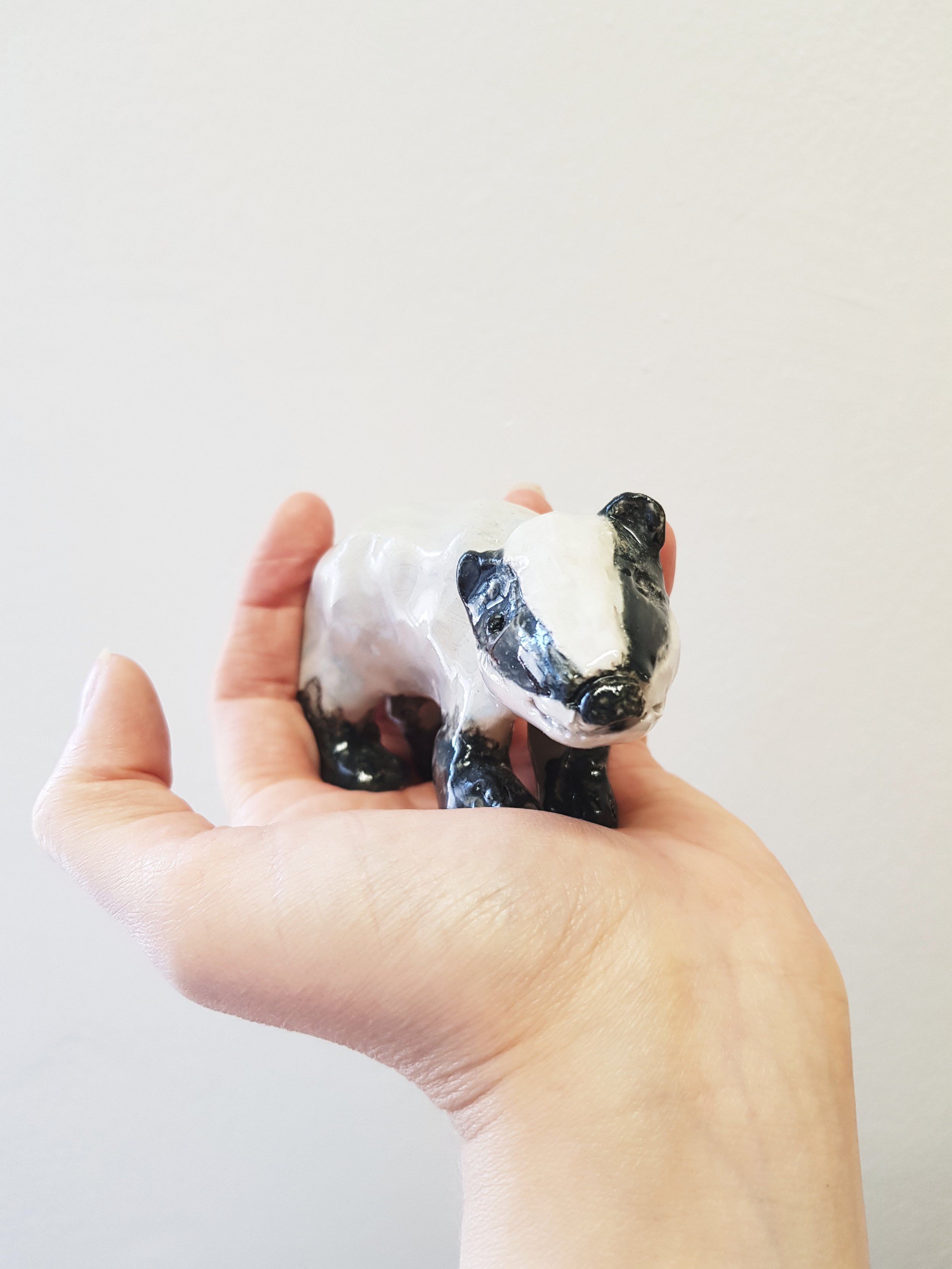 keramiikkaveistos mäyrä