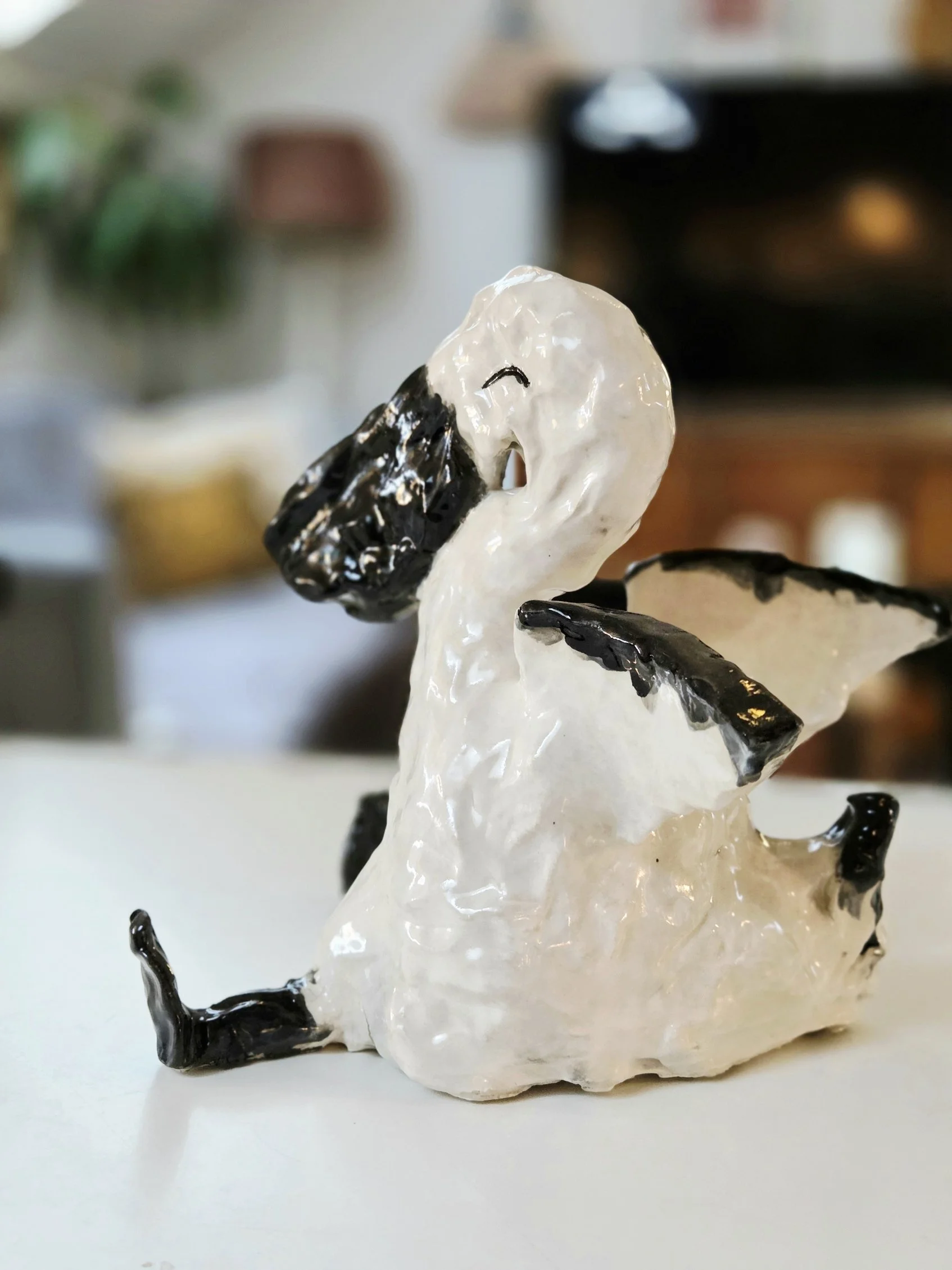 keraaminen veistos pelikaani