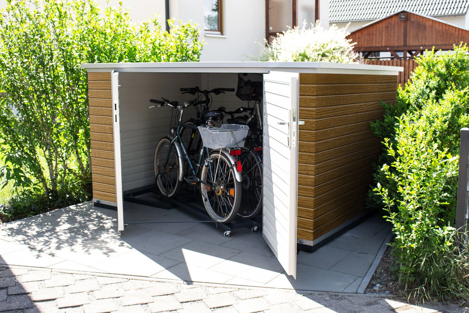 OnSpot-Manufaktur-Fahrradbox-4er-Fahrradgarage-Chesnut-offen.jpg