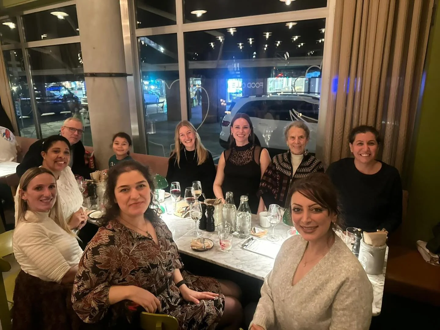 ✨ I fredags holdt vi julefrokost sammen med flere af de l&aelig;ger, der ogs&aring; kommer til vores caf&eacute;m&oslash;der for udenlandske l&aelig;ger. Der blev snakket om evalueringsstillinger men ogs&aring; delt grin og &oslash;nsket gl&aelig;del