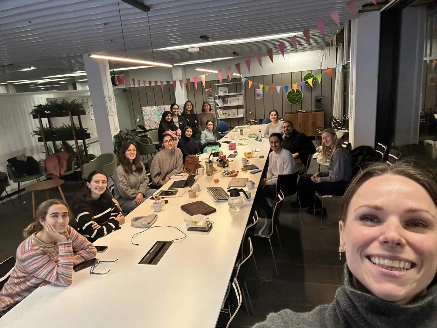 I dag havde vi igen caf&eacute;m&oslash;de for udenlandske l&aelig;ger i Danmark 👩🏻&zwj;⚕️🩺🌏

Caroline og Ellen Signe holdt opl&aelig;g om de syv l&aelig;geroller og efterf&oslash;lgende workshop om hvordan det kan bruges til at skrive CV og moti