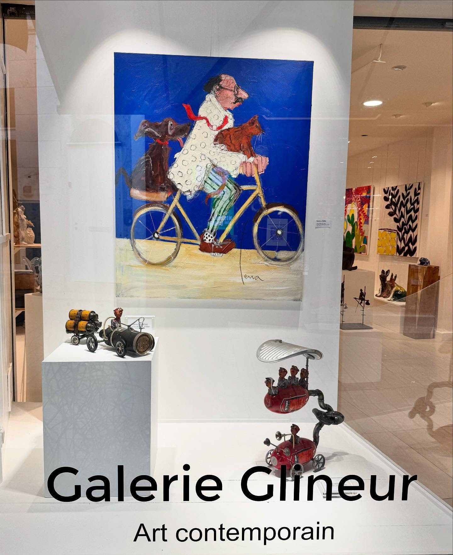 &Ccedil;a p&eacute;dale et &ccedil;a s&rsquo;envole aujourd&rsquo;hui sur l&rsquo;&icirc;le!!! 
.
@beatrice_terra_fernandez, peintre incontournable de la galerie, nous fait un clin d&rsquo;&oelig;il r&eacute;tais et color&eacute;! 
. 
Et demain&helli