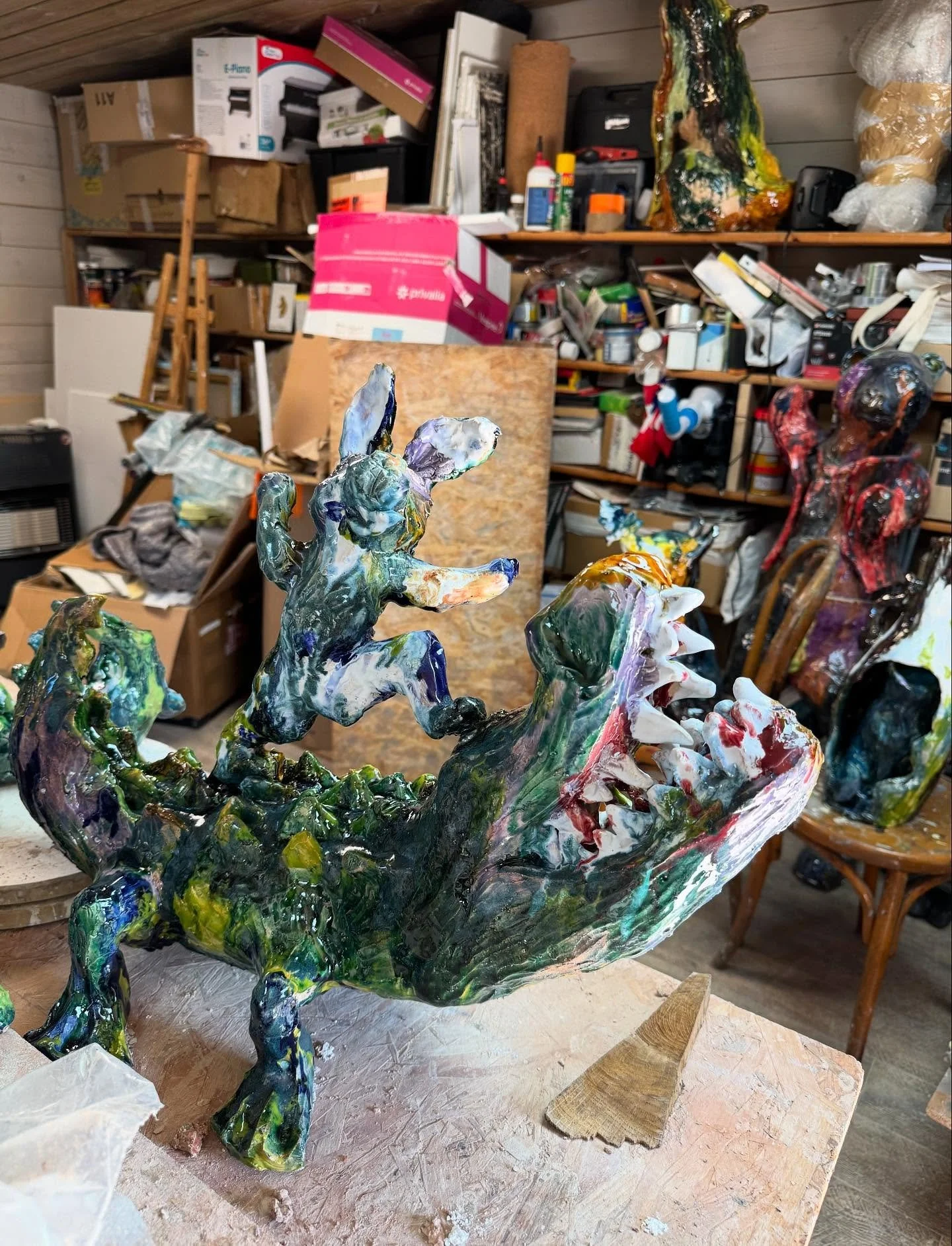 Toujours une joie et un enthousiasme incroyable que de passer dans l&rsquo;atelier de @marina_le_gall ! 
Accueil de l&rsquo;artiste avec des pi&egrave;ces tout juste sorties du four : des lapins joueurs ou un renard espi&egrave;gle et r&ecirc;veur! 
