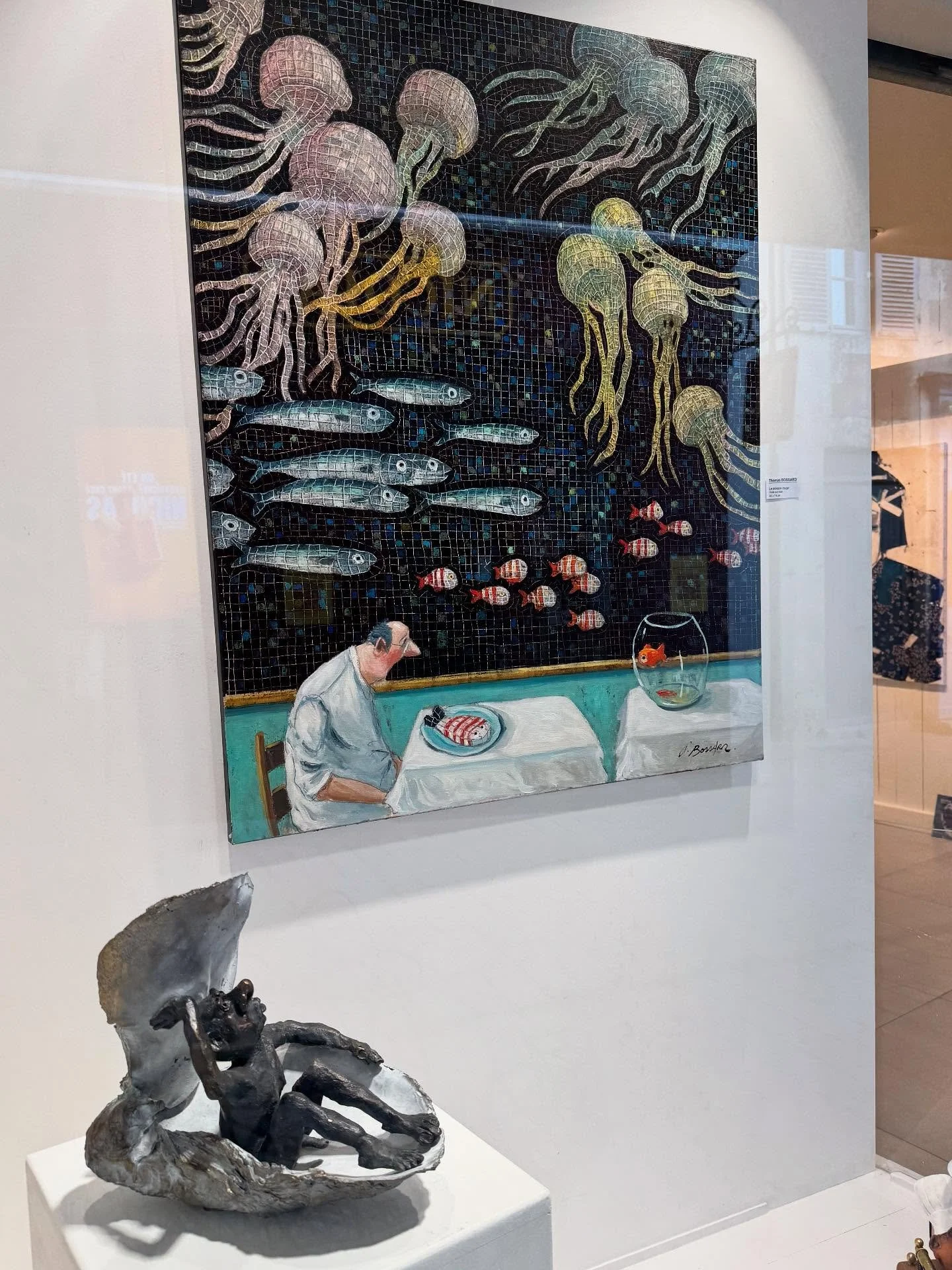 Ambiance culinaire et crustac&eacute;s pour cette vitrine qui associe la peinture de @thomasbossardpainting et les sculptures de @yannis.lagresle ! 
Tous en vacances! Tous &agrave; table! 
.
#galerieglineur #galeriedart #galerieiledere #galeriesaintm