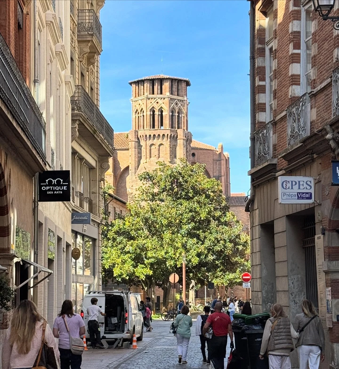 Toujours un plaisir que de s’arrêter dans la ville rose et faire un tour dans l’atelier de @thomasbossardpainting! 
.
C’est avec un petit sourire malicieux que l’artiste me laisse découvrir les idées qui on