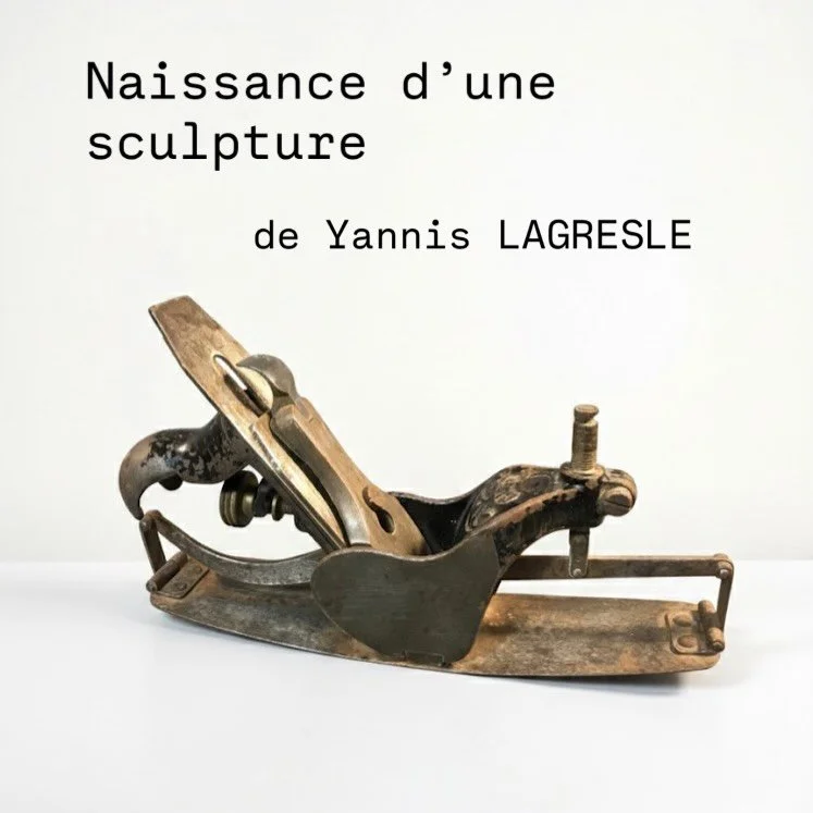 Avec @yannis.lagresle, tout commence souvent sur une brocante.

Au d&eacute;tour d&rsquo;un stand, Yannis rep&egrave;re un ancien rabot &agrave; bois.
Une forme, une ligne, un objet oubli&eacute; qui attire l&rsquo;&oelig;il.

Et aussit&ocirc;t, l&rs