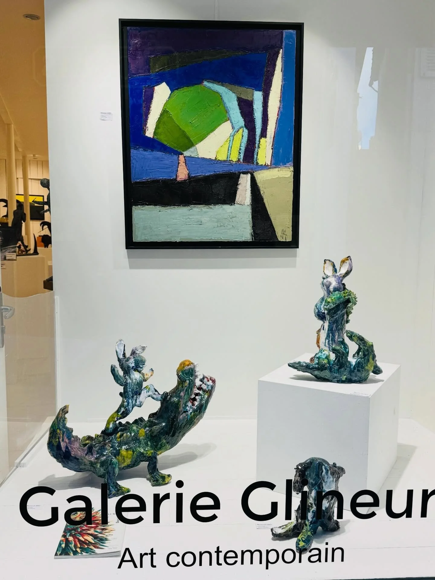Quand 2 univers artistiques se rencontrent par la couleur&hellip; 

Les toiles de @christian.hoet rencontrent  les sculptures animali&egrave;res&hellip; un peu dingos, de @marina_le_gall ! 

Un dialogue artistique o&ugrave; violets profonds et verts 