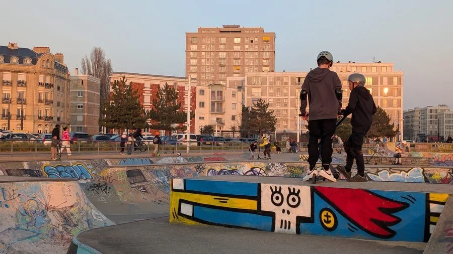 ✨Se balader au Havre, c&rsquo;est d&eacute;j&agrave; entrer dans l&rsquo;univers de @mascarade_artist 

Entre les lignes architecturales des immeubles Perret, les courbes du Volcan de Niemeyer et l&rsquo;atmosph&egrave;re portuaire, la ville devient 