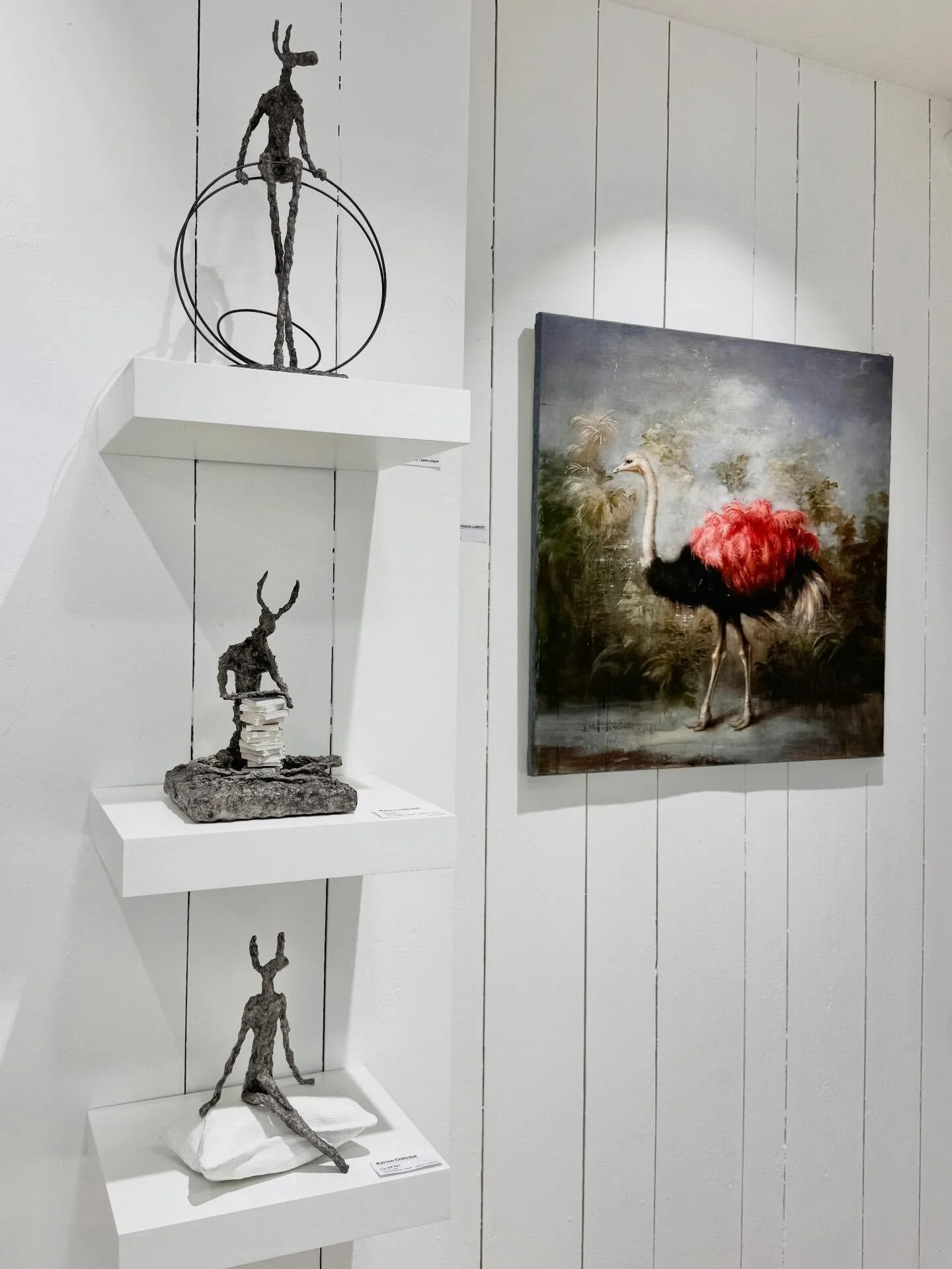 ✨ Une matin&eacute;e tout en douceur ✨

La journ&eacute;e d&eacute;bute &agrave; la galerie dans une atmosph&egrave;re empreinte de d&eacute;licatesse, port&eacute;e par le travail de Karine CHAUD&Eacute;.

Ses figures anthropomorphes nous entra&icir