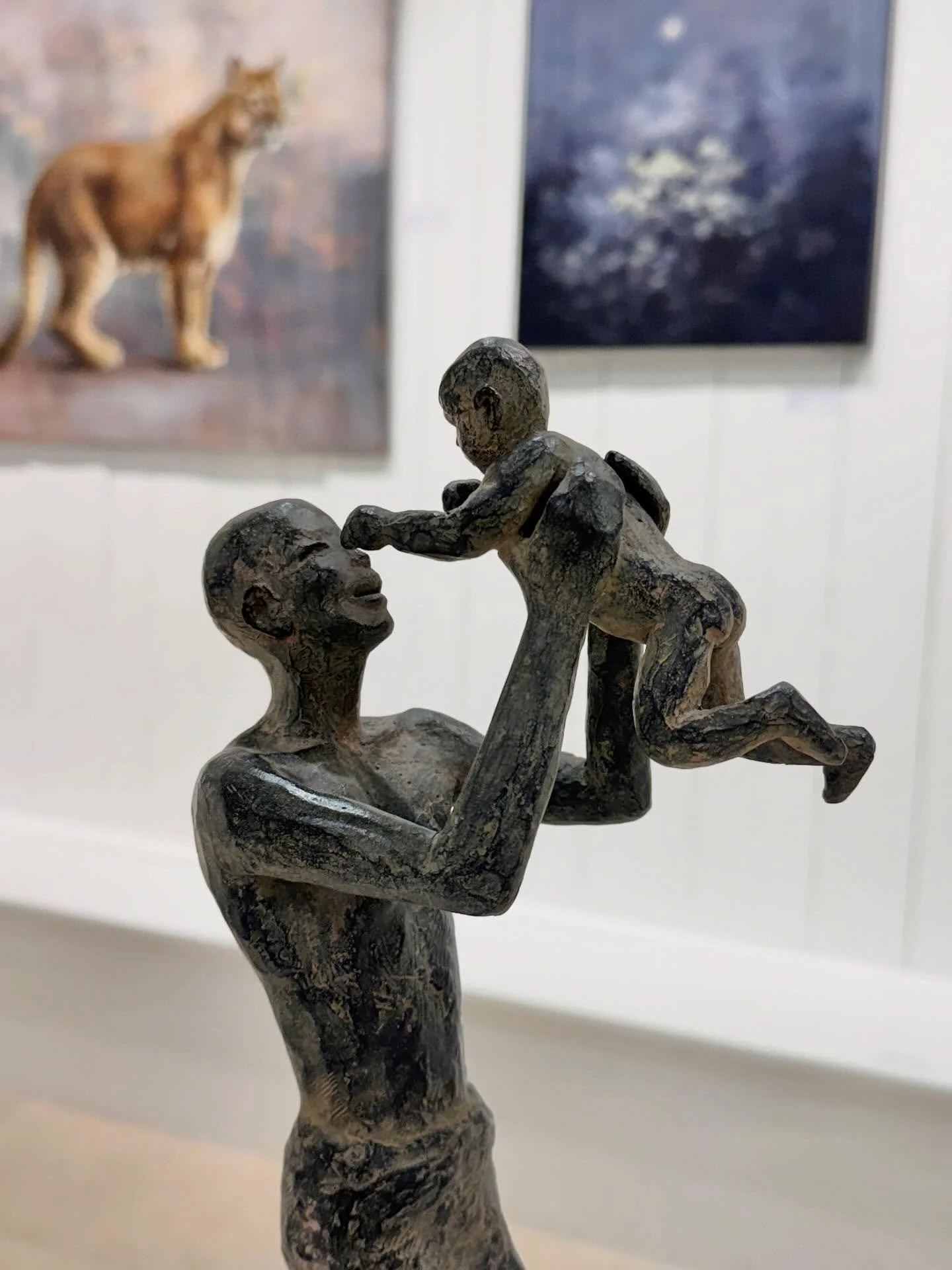 Focus sur @marinedesoos 

Aujourd&rsquo;hui, les sculptures de Marine de SOOS ouvrent une nouvelle porte dans l&rsquo;exposition. 

Avec d&eacute;licatesse et &eacute;l&eacute;gance, Marine de SOOS donne vie &agrave; des personnages dont les origines