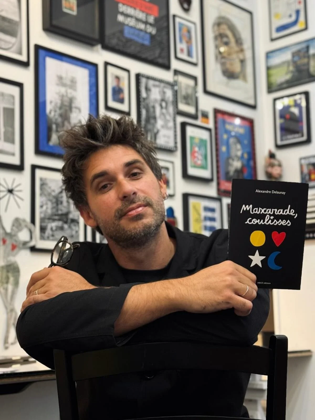 🌧️ Malgr&eacute; une m&eacute;t&eacute;o capricieuse, cette premi&egrave;re journ&eacute;e en compagnie de Mascarade fut festive, joyeuse et r&eacute;solument graphique. 🎭

Les vitrines de la galerie se sont transform&eacute;es au fil de cette fres