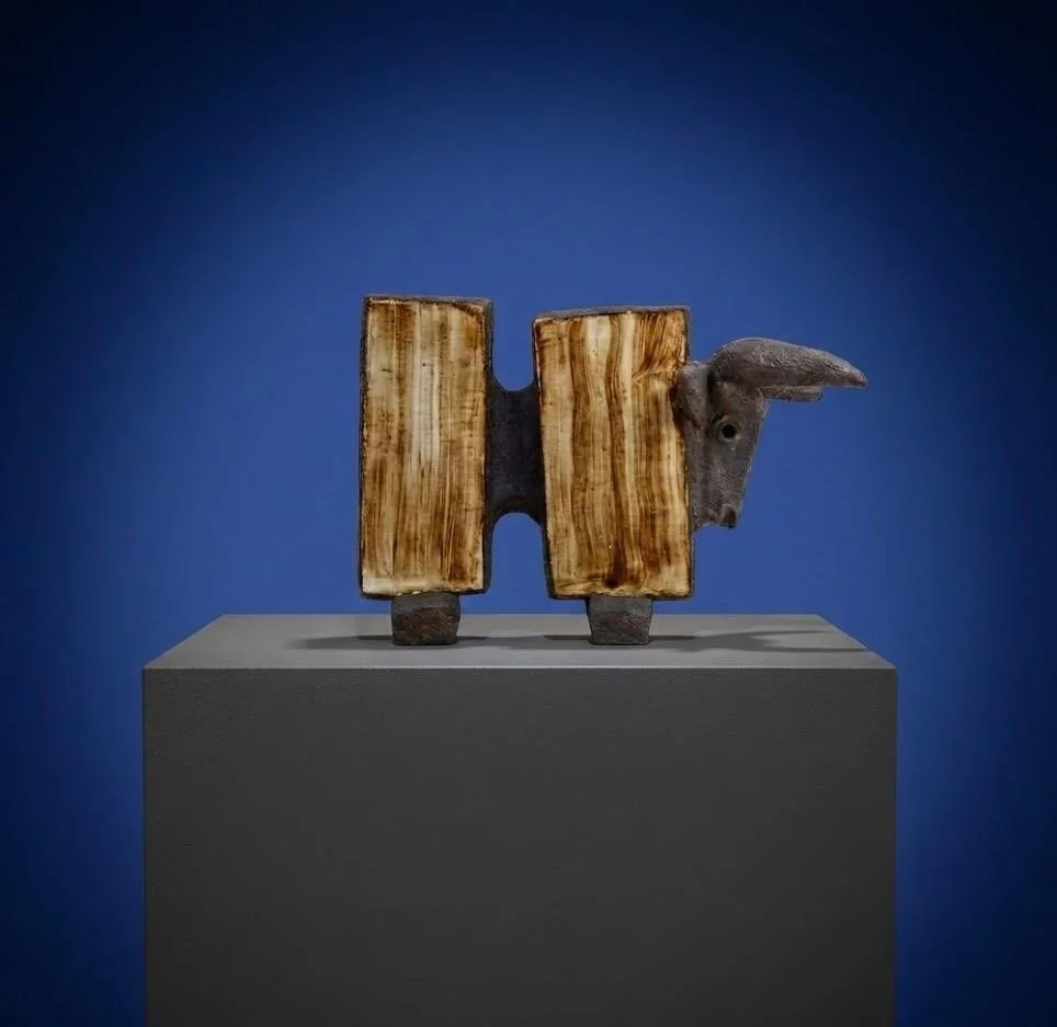 Les &oelig;uvres de @dominiquepouchainofficiel sont toujours visibles &agrave; la galerie.

Aujourd&rsquo;hui, focus sur le Toro Rectangle, une c&eacute;ramique &eacute;maill&eacute;e embl&eacute;matique de son travail.

&Agrave; partir de quelques f