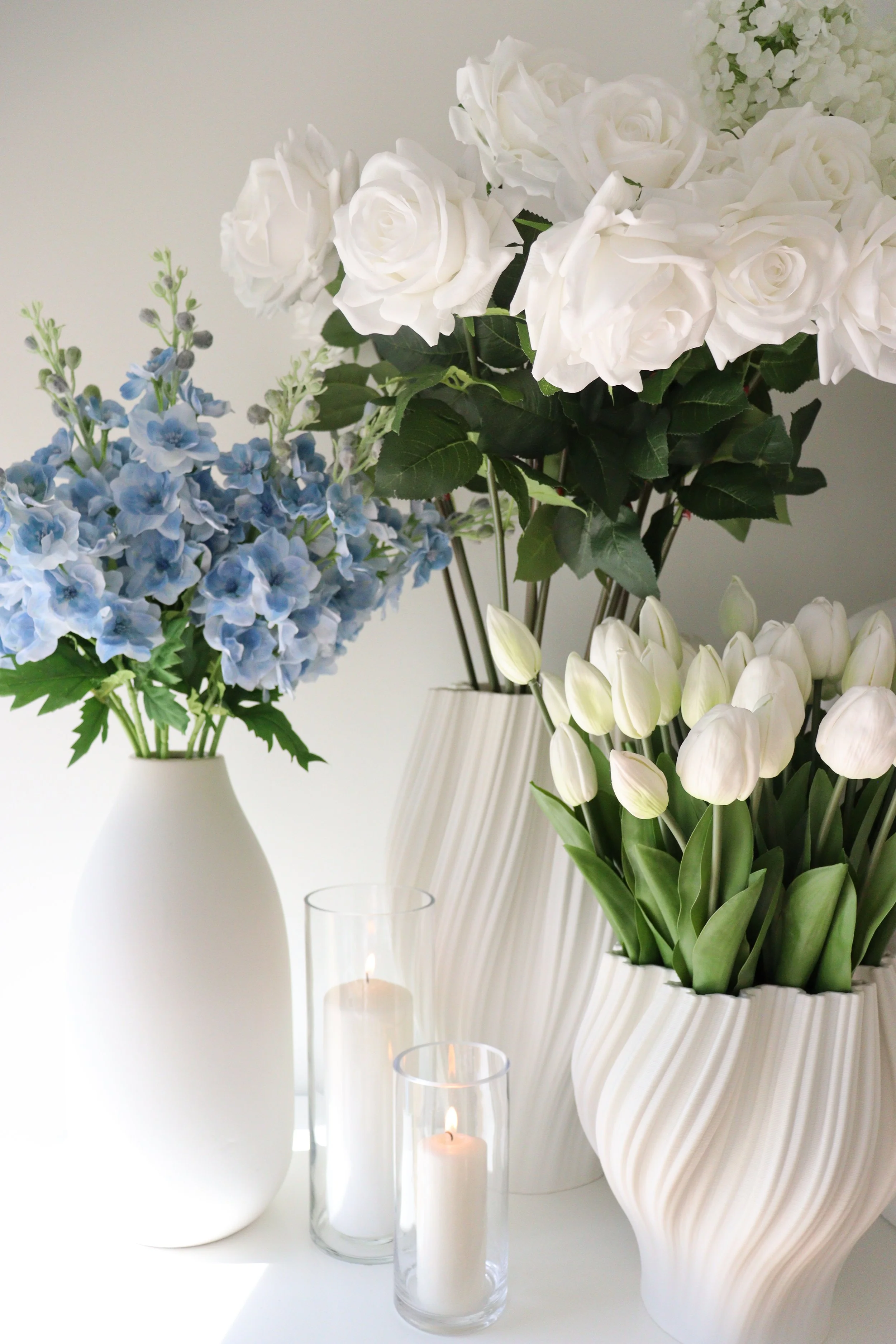 Large Vase White and Blue Flower Trio En Masse