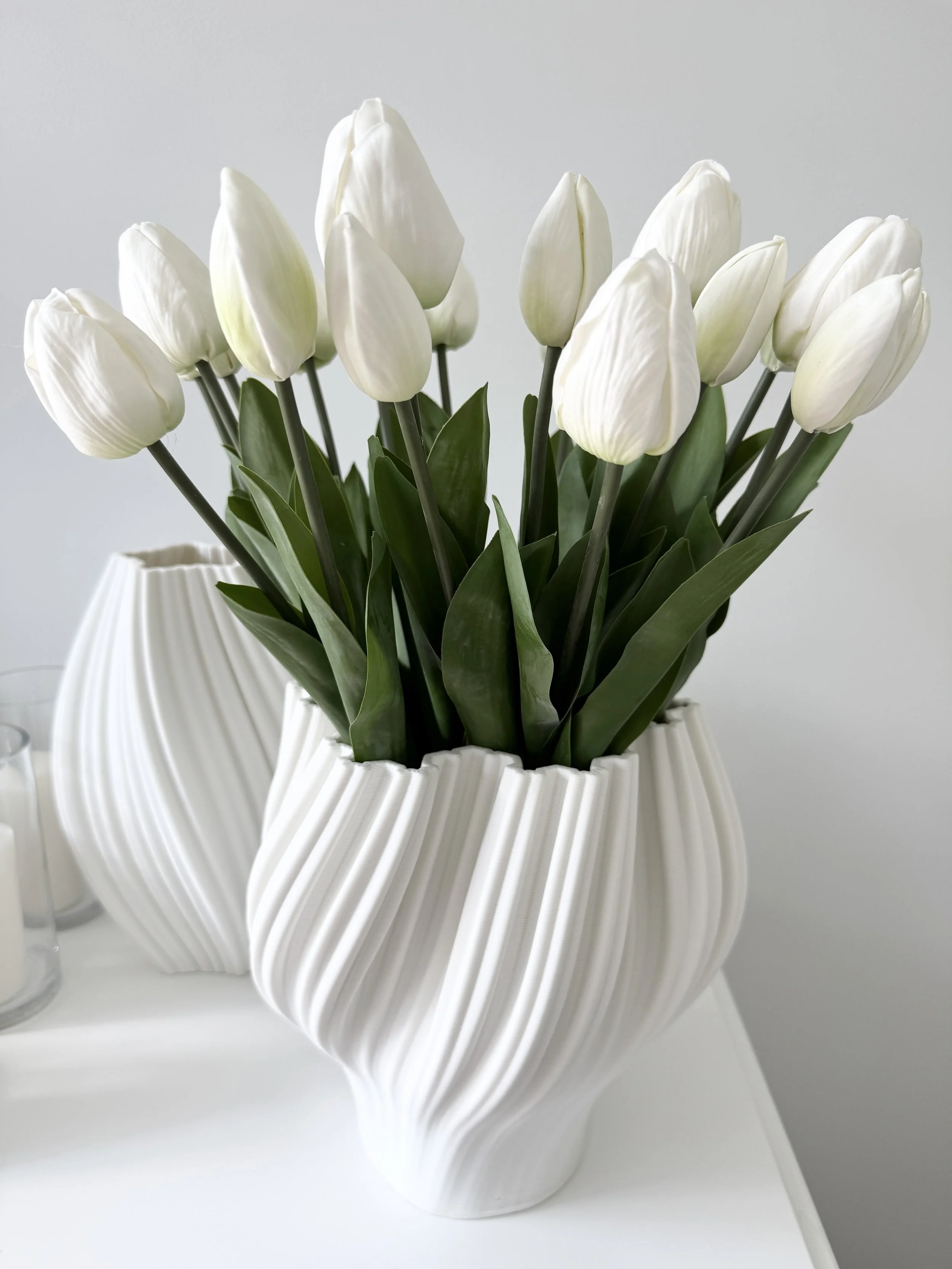 Large Vase White Tulip Trio En Masse