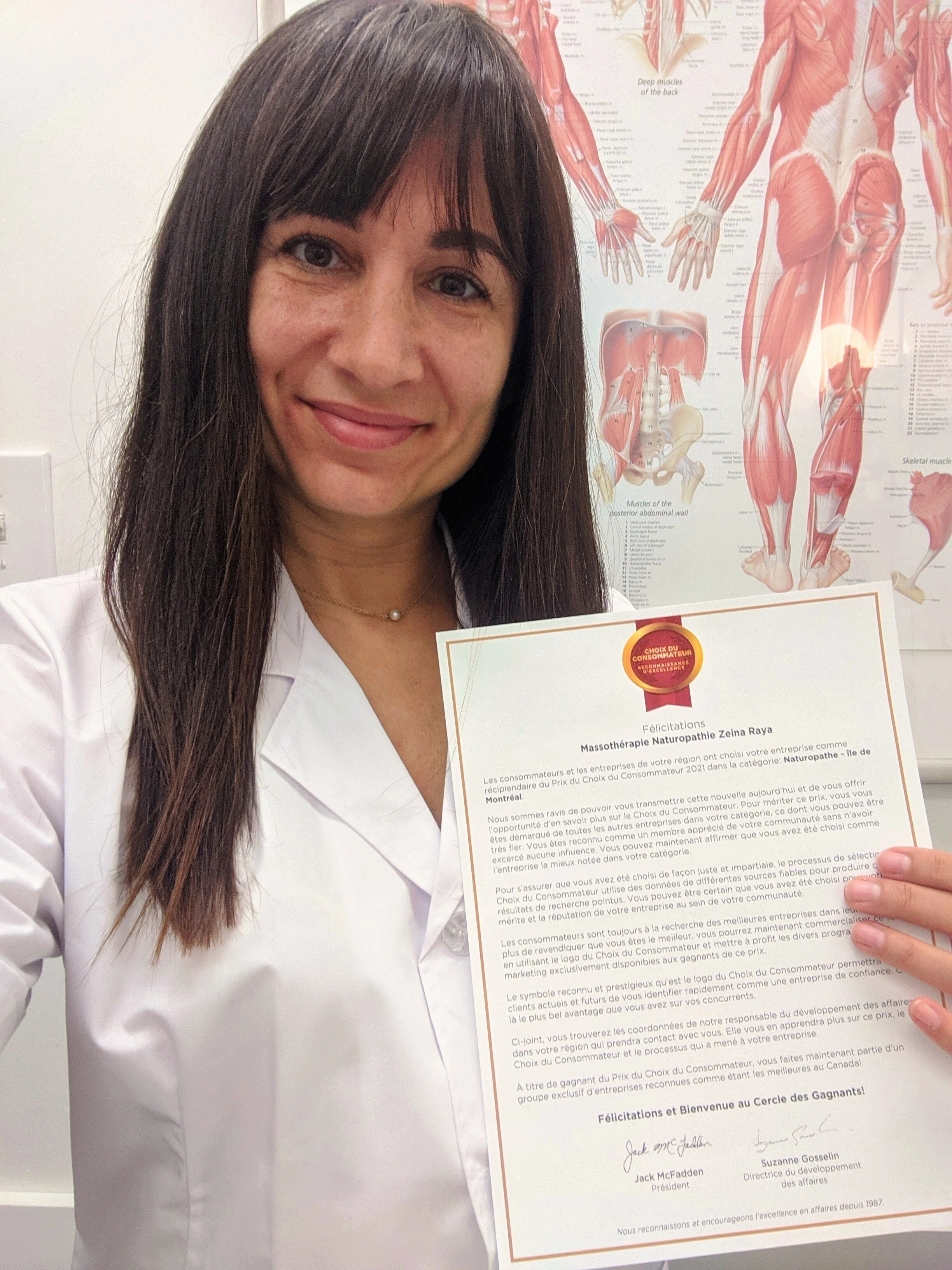 Zeina Raya presenting her 2021 Consumer Choice Award in the Naturopath category for the Island of Montreal.