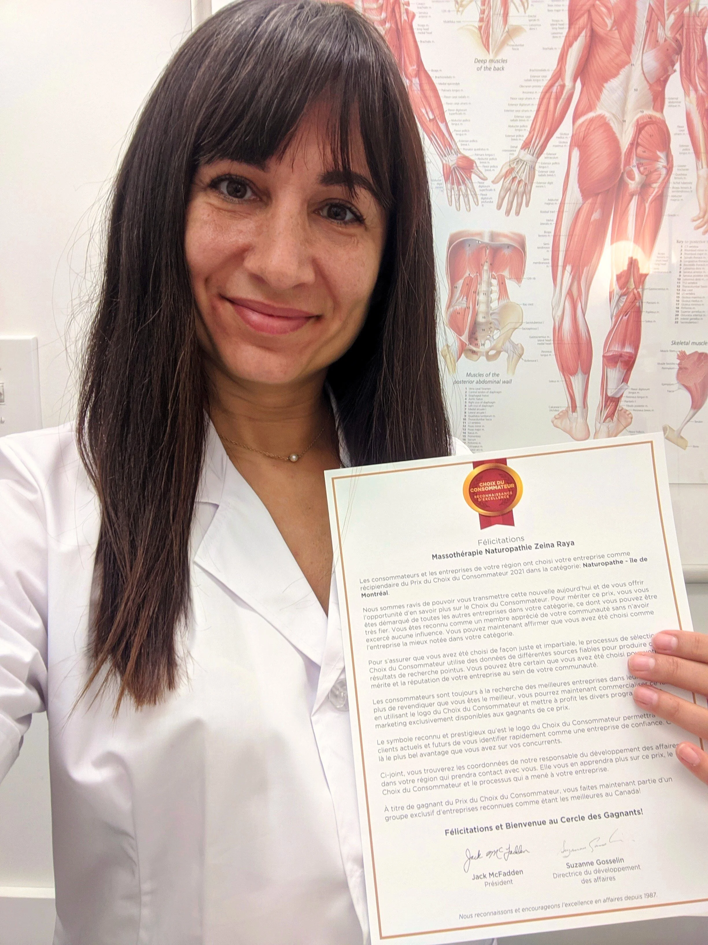 Zeina Raya, naturopathe et massothérapeute à Montréal, présente son certificat du Prix Choix du Consommateur 2021, remporté dans la catégorie Naturopathe.