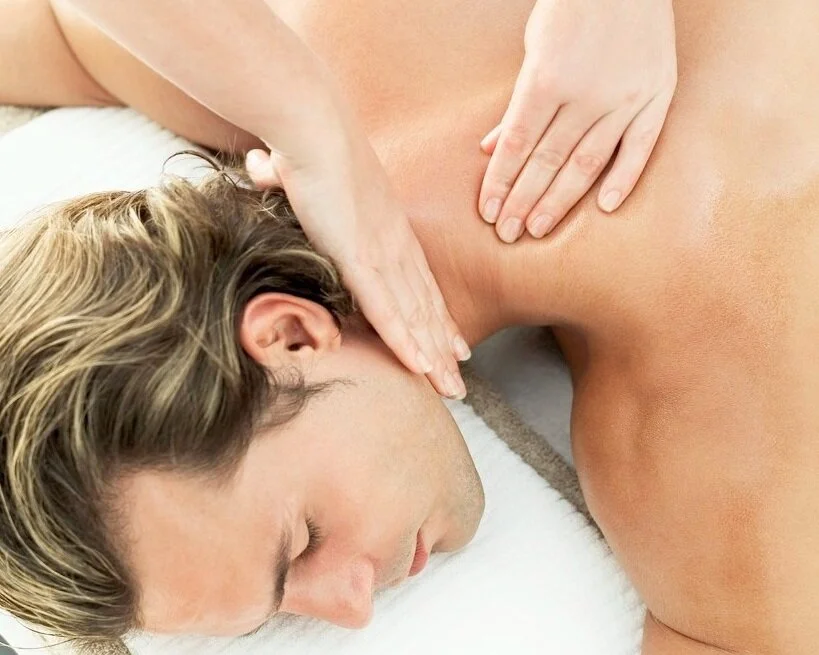 Homme sportif recevant un massage sportif du dos et des épaules par un massothérapeute à Ville-Émard, Montréal, pour soulager les tensions musculaires et favoriser la récupération après l'effort.