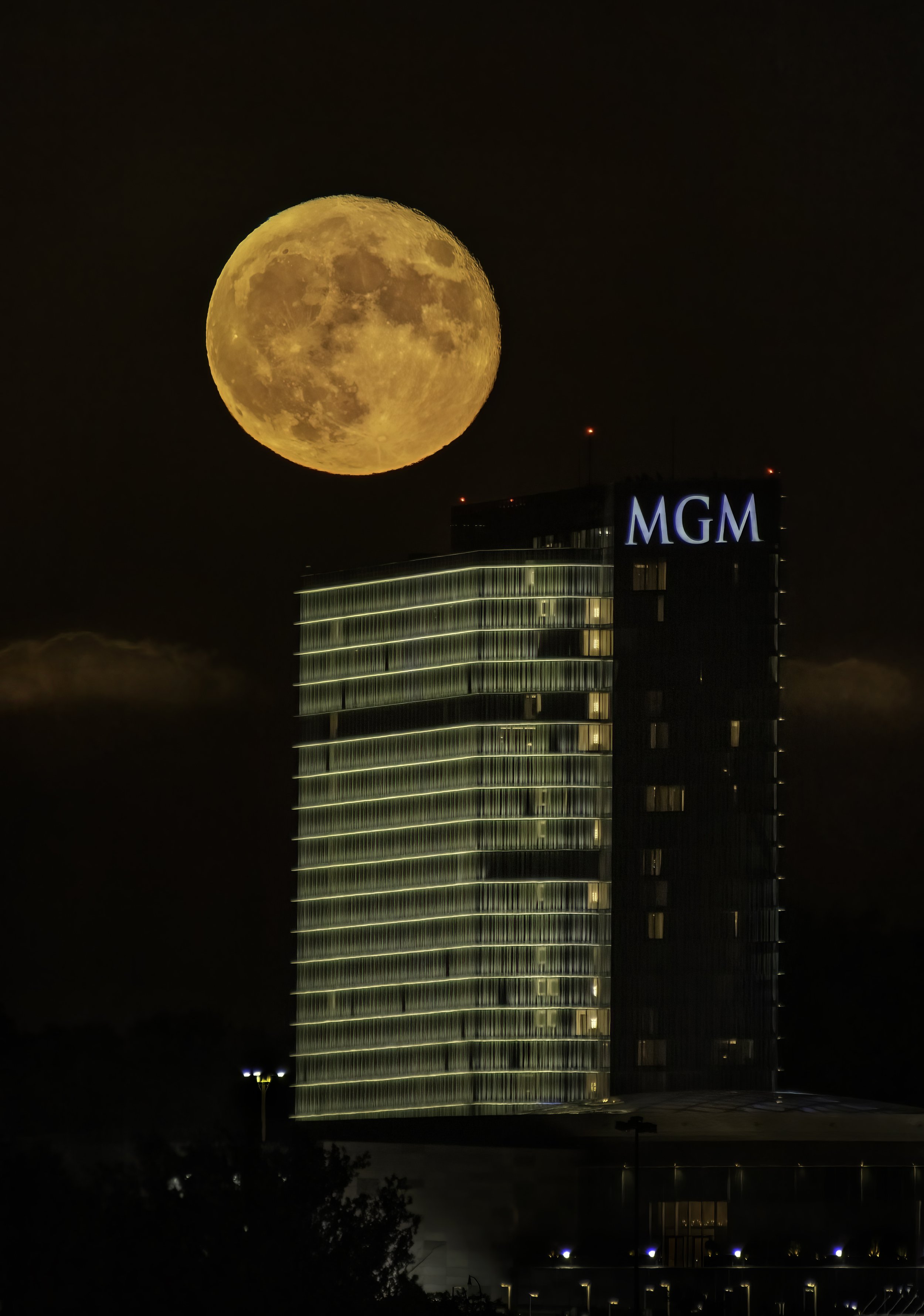 HM - Super Blue Moon over MGM