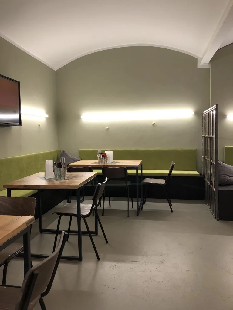 Dresden I Maka Maka In Dresden haben wir von der Planung (in Kooperation mit ‘Roomanize’) über den Einkauf, bis zum Entwurf von neuen Möbeldesigns ein vollständiges Projekt realisiert. Von unseren Textilproduzenten ließen wir die hier zu sehenden Sitzpolster produzieren. Ein Projekt mit mehreren kleinen Gastischen aus Eiche und zwei großen, gemeinschaftlichen Esstischen.