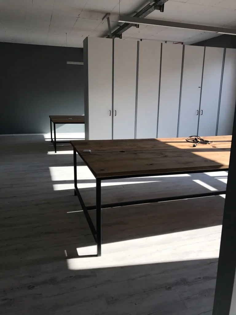 Berlin Charlottenburg I Gräbert Dieses Büro-Projekt entstand für die ‘Gräbert GmbH’ in Berlin. Es umfasste mehrere woodboom Massivholzmöbel sowie die Betreuung der gesamten baulichen Änderungsmaßnahmen, welche die Transformation eines Büros im Stil der 70er Jahre, zu einer weitläufigen open space Bürofläche bedeutete. Die größte Herausforderung stellte am Ende tatsächlich der Transport eines vier Meter langen Tisches in die dritte Etage dar.