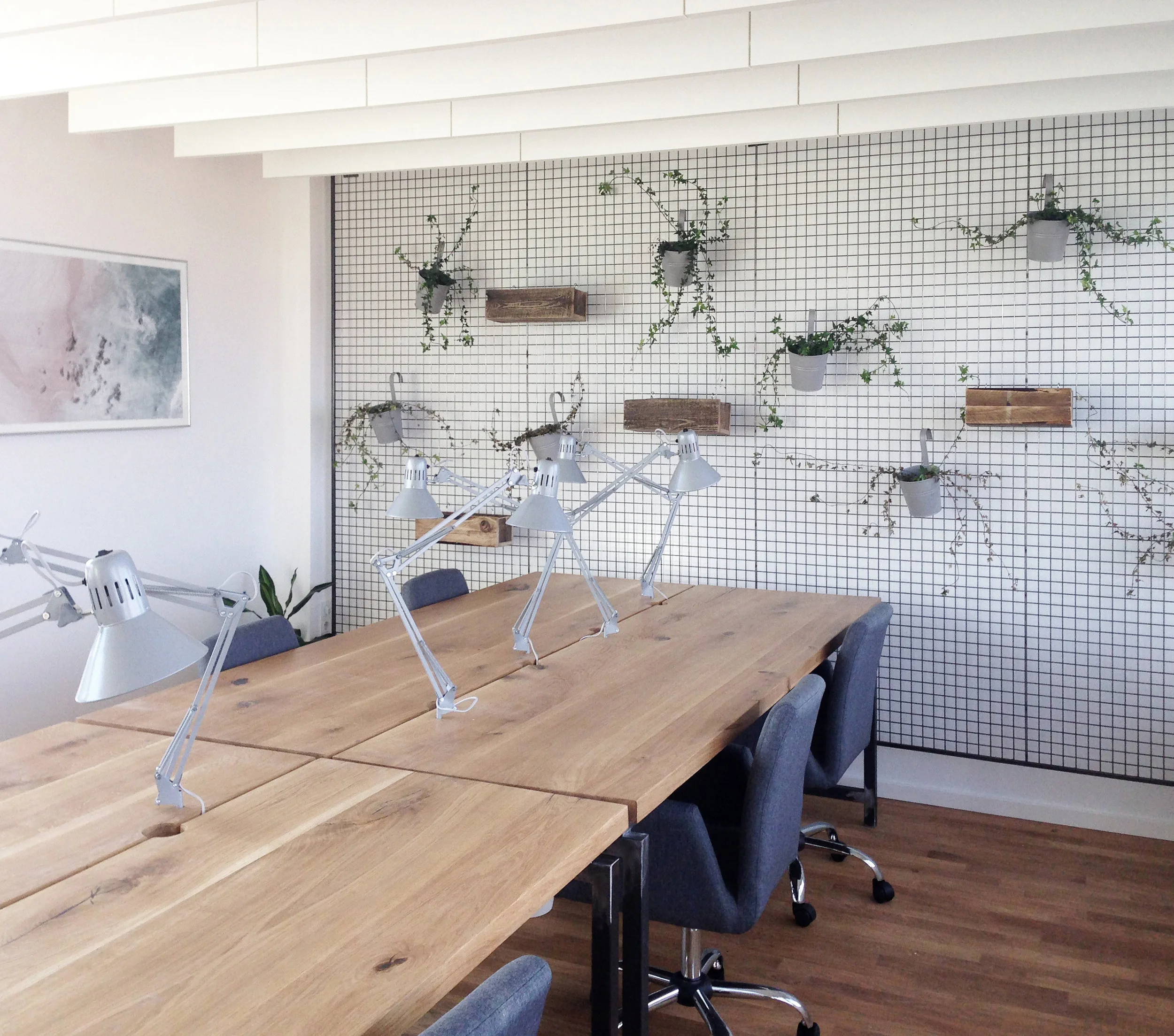Potsdam I Mietwerk Für den das ‘Mietwerk’ in Potsdam haben wir nicht nur Möbel entwickeln, sondern uns auch gemeinsam mit Nabe Architekten mit dem Thema coworking auseinandergesetzt. Auf drei Etagen haben wir unterschiedliche Büroräumlichkeiten entwickelt, welche diverse Funktionen erfüllen und denen daher auch verschiedene Holzarten entsprechen. Jede Räumlichkeit vertritt ein anderes Thema und wurde in Abstimmung auf dieses ausgestattet.