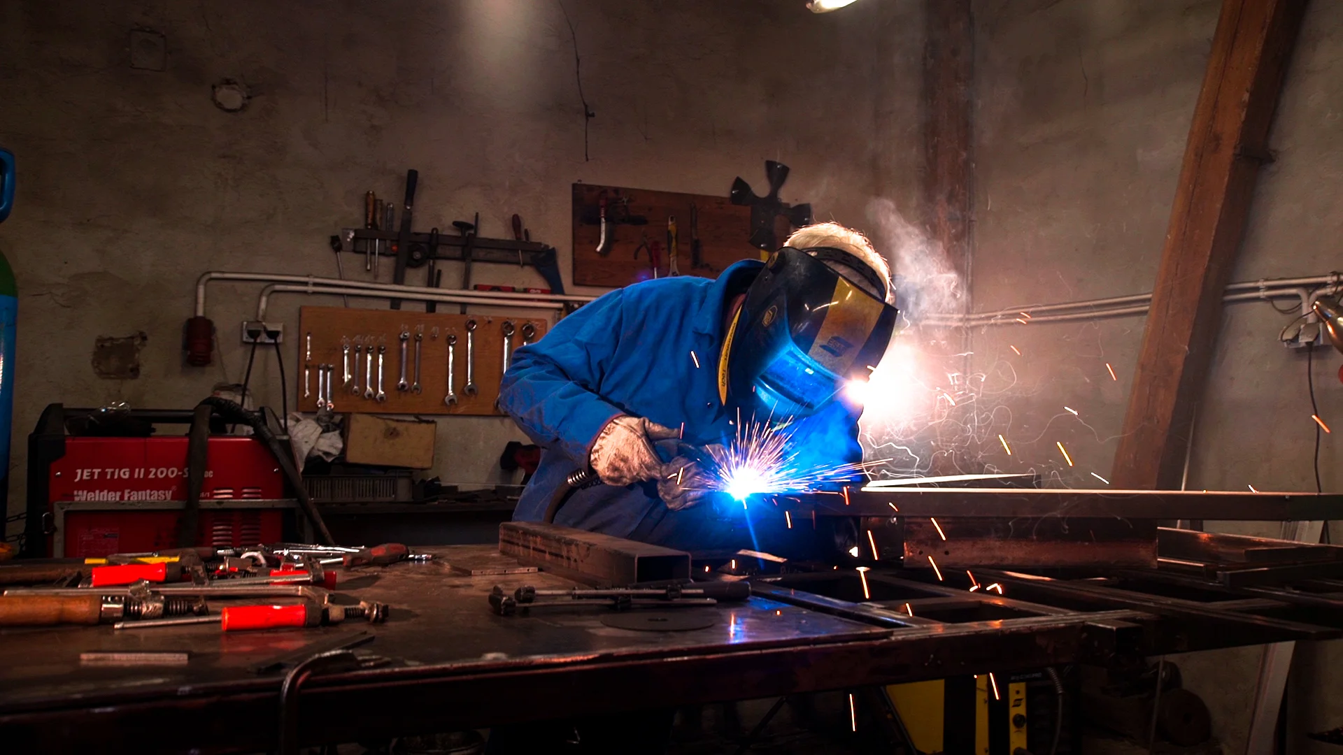 Metallverarbeitung-in-Handarbeit.jpg
