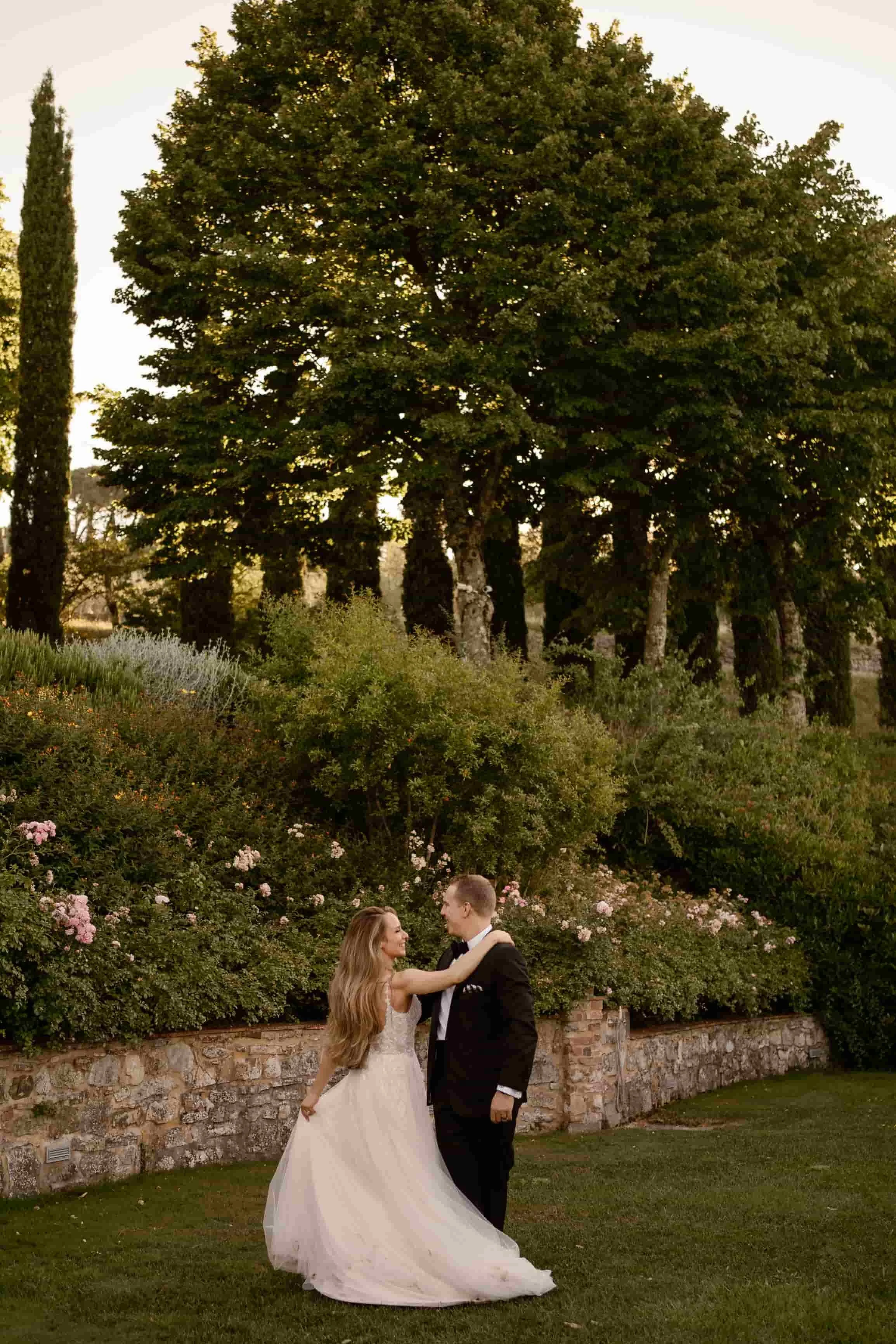 the bride and groom are dancing to the best wedding first dance songs