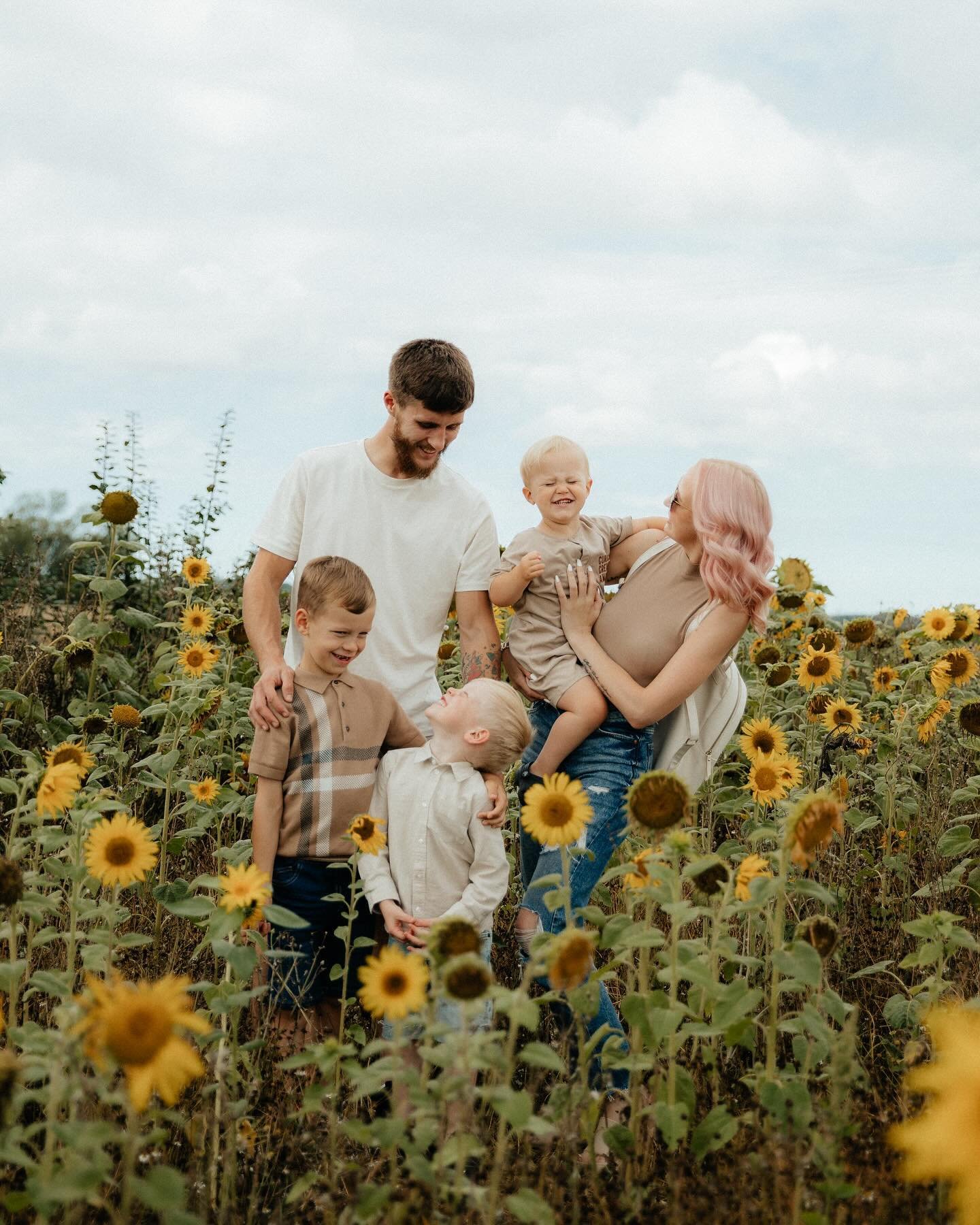 SUNFLOWER MINI&rsquo;S 🌻 

I have been meaning to get this lovely family on my feed for so long and finally posting it! This was one of my favourite sessions 😍

Join me next week at Worthington&rsquo;s Farm for some evening sunflower sessions. I st