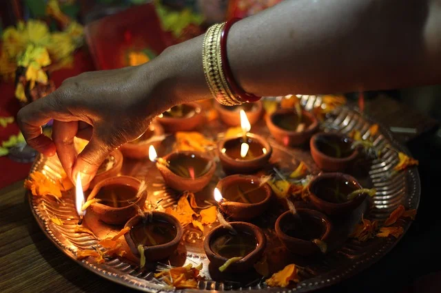 Accensione Diyas Puja Diwali.jpg