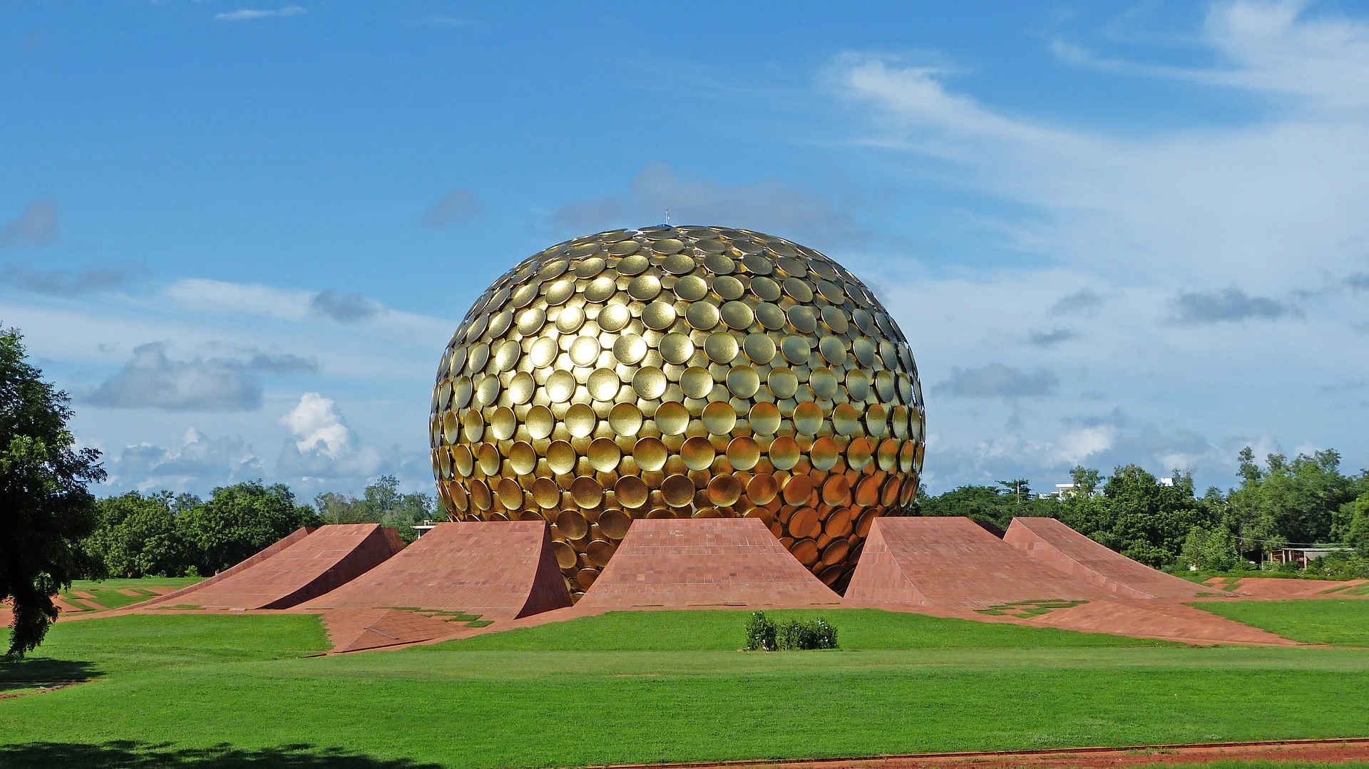 Auroville-matrimandir.jpg