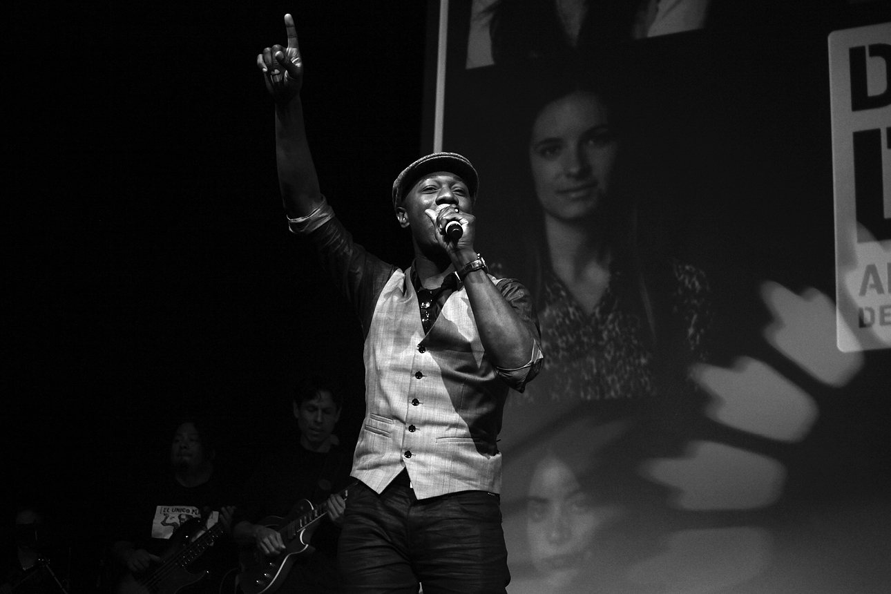  Aloe Blacc performs at GUESS? Inc. Headquarters on April 29, 2015 in Los Angeles, California. 