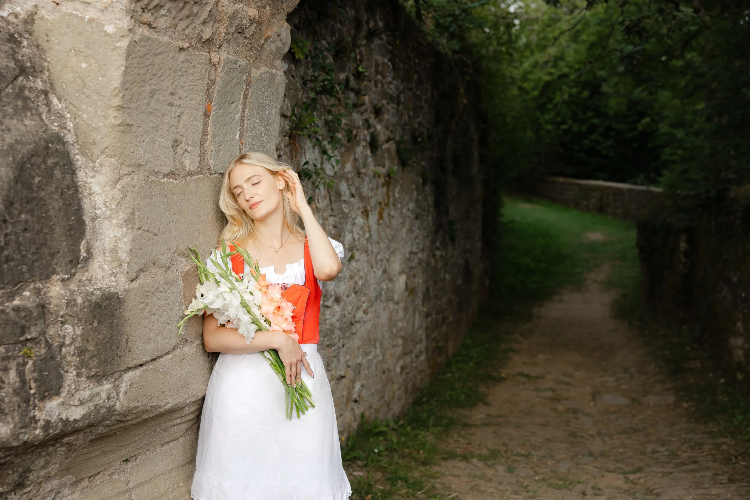 Timeless Elegance: A Styled Dirndl Shoot at Burg Lichtenberg