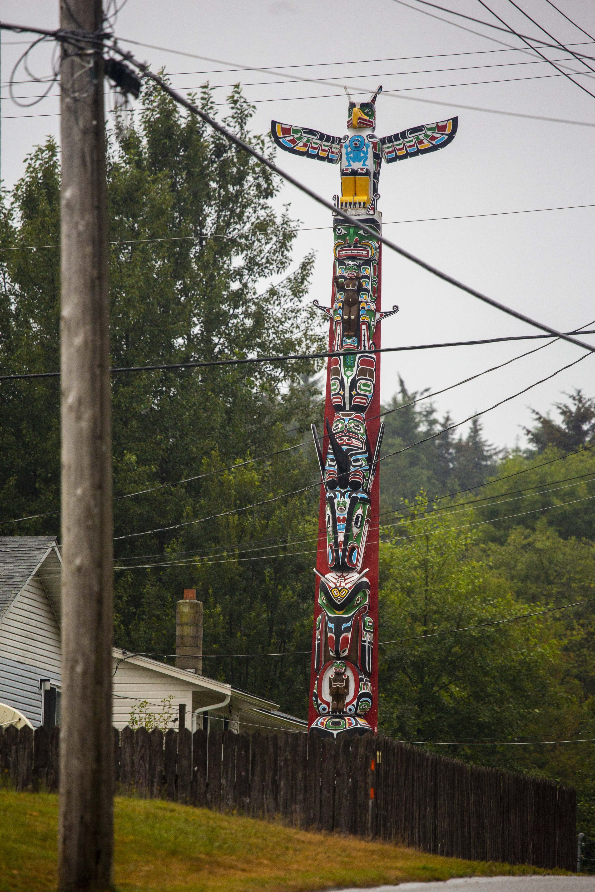  A totem pole in the front yard of a house in Alert Bay, home of the Namgis First Nation. 