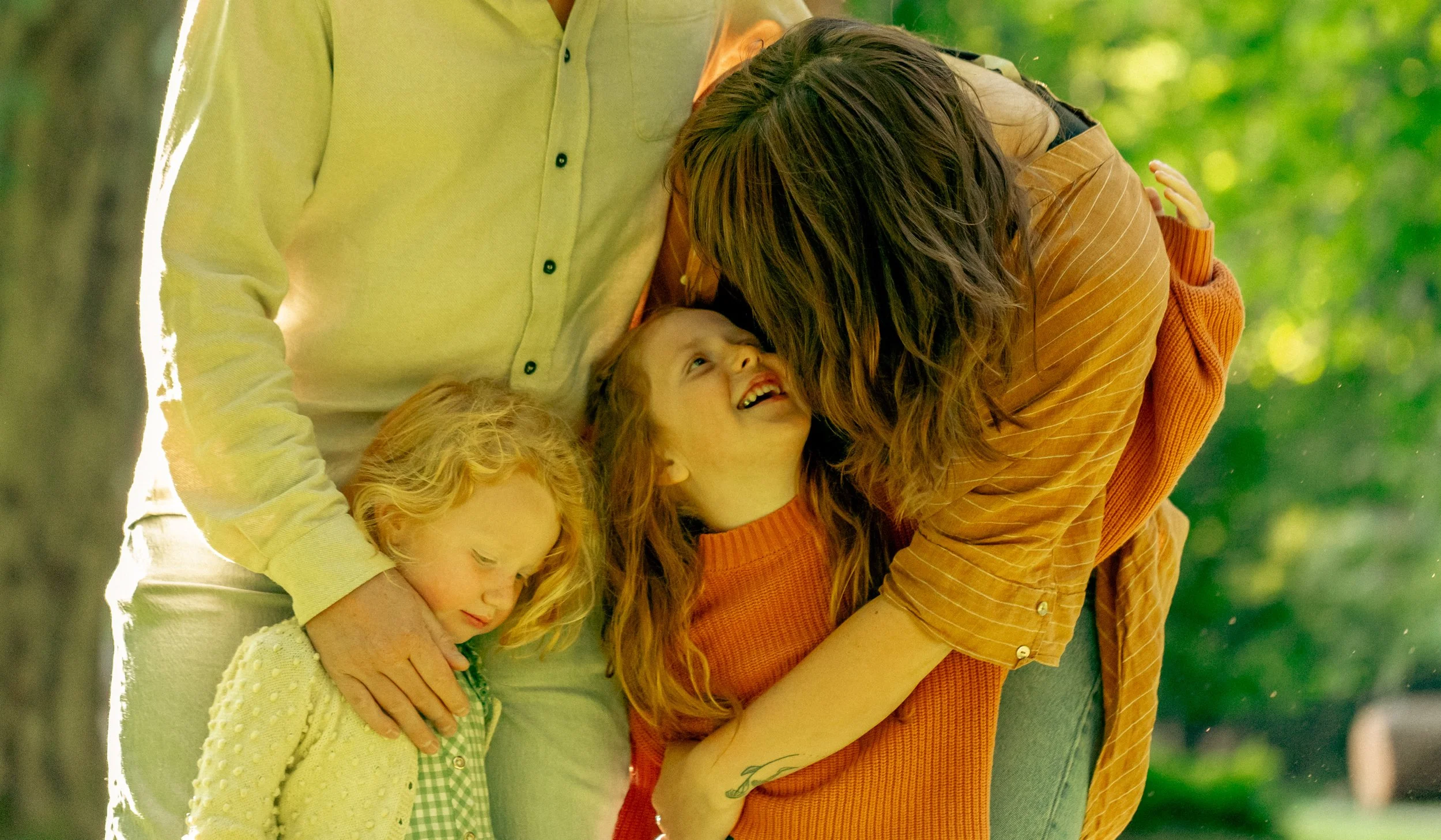 A family of 4 in Stanley park by Vancouver Family Photographer