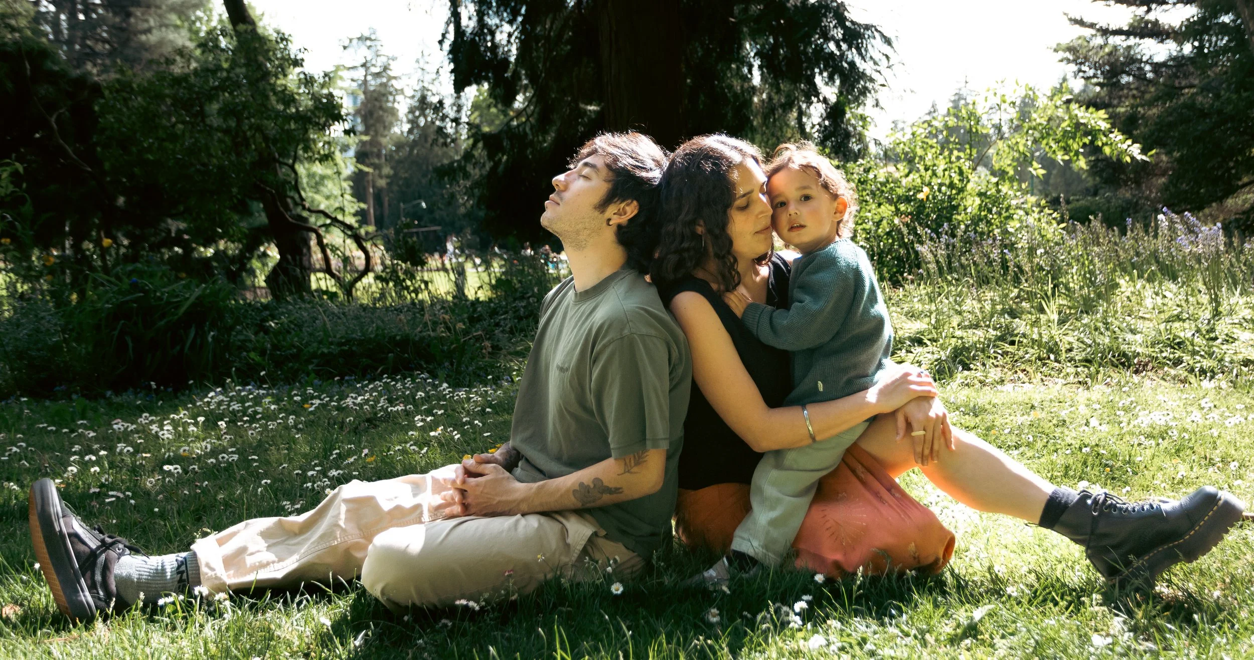 Vancouver Family Photographer captures family relaxing in Stanley Park