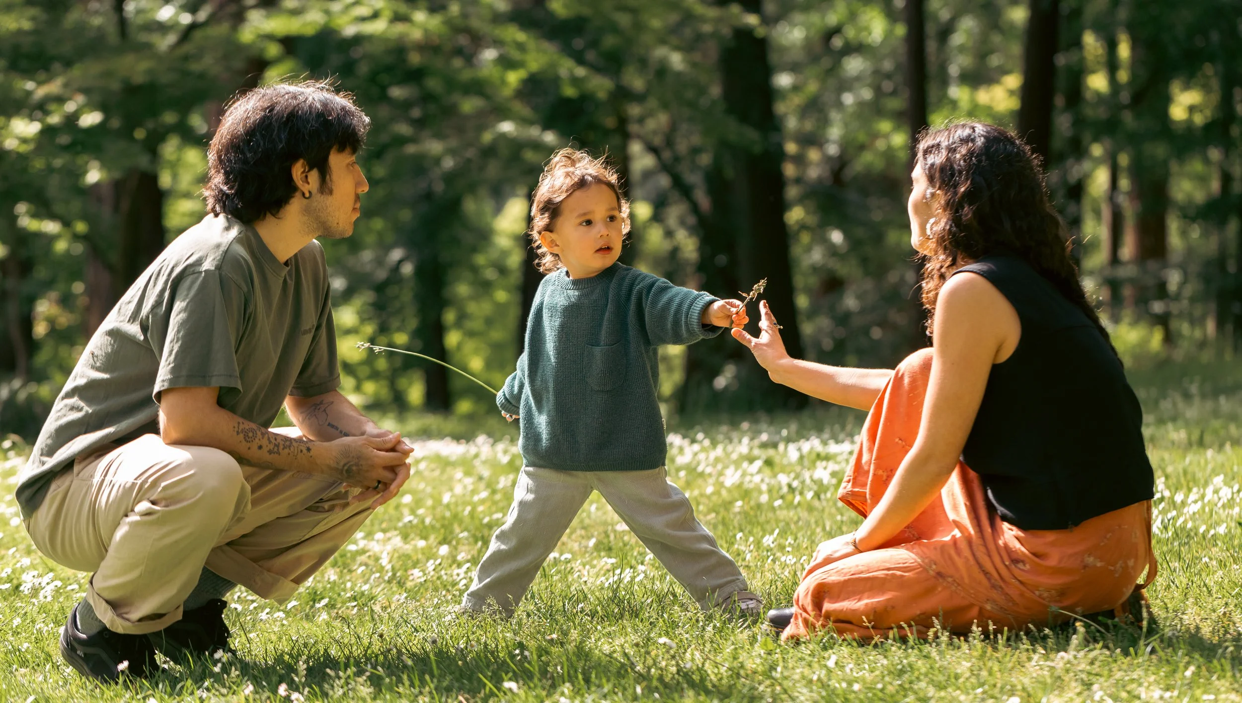 Vancouver family Photographer captures a sweet  moment in Stanley Park