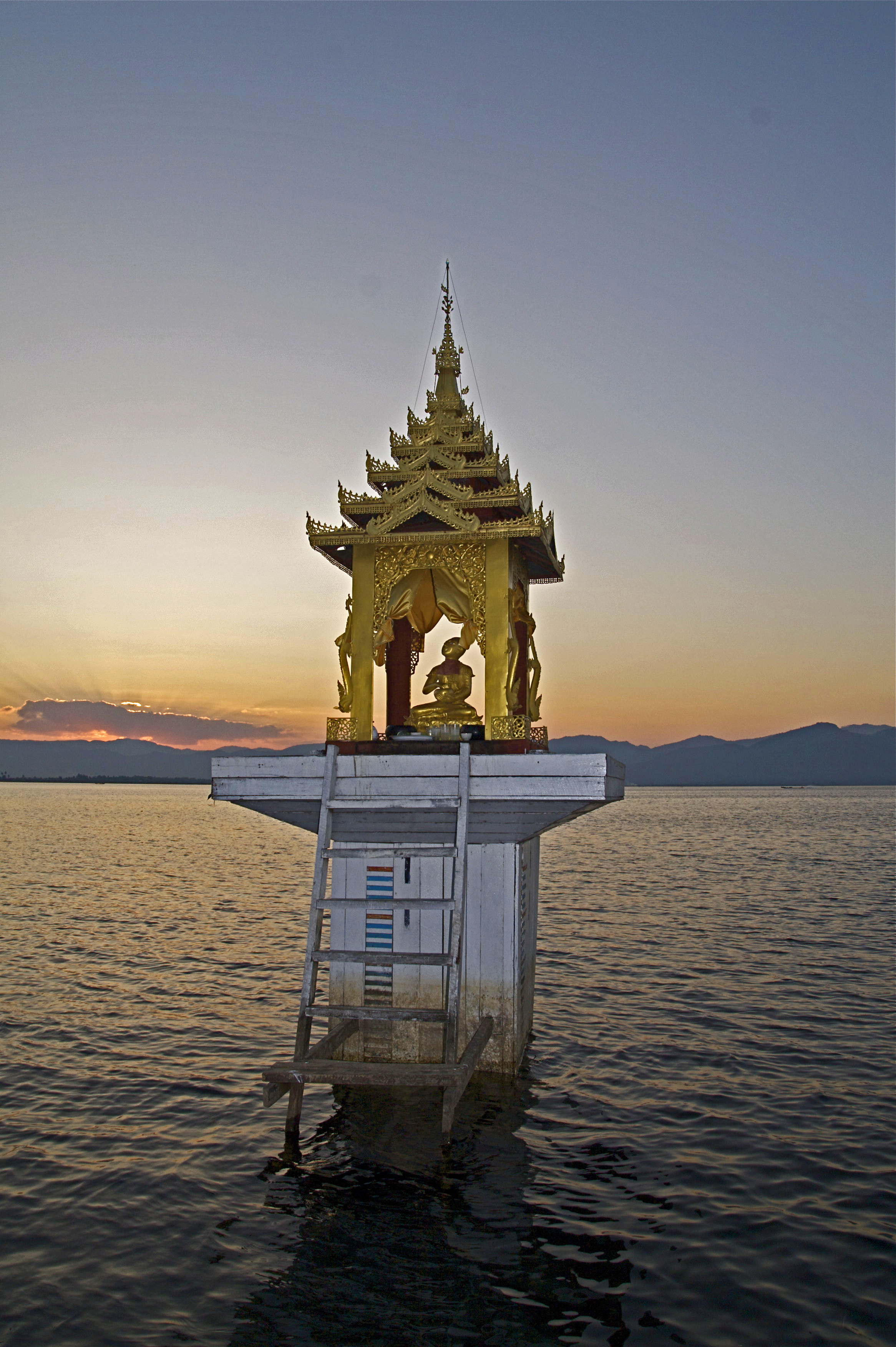 Shin O Pagot Inle Lake, Burma.jpg