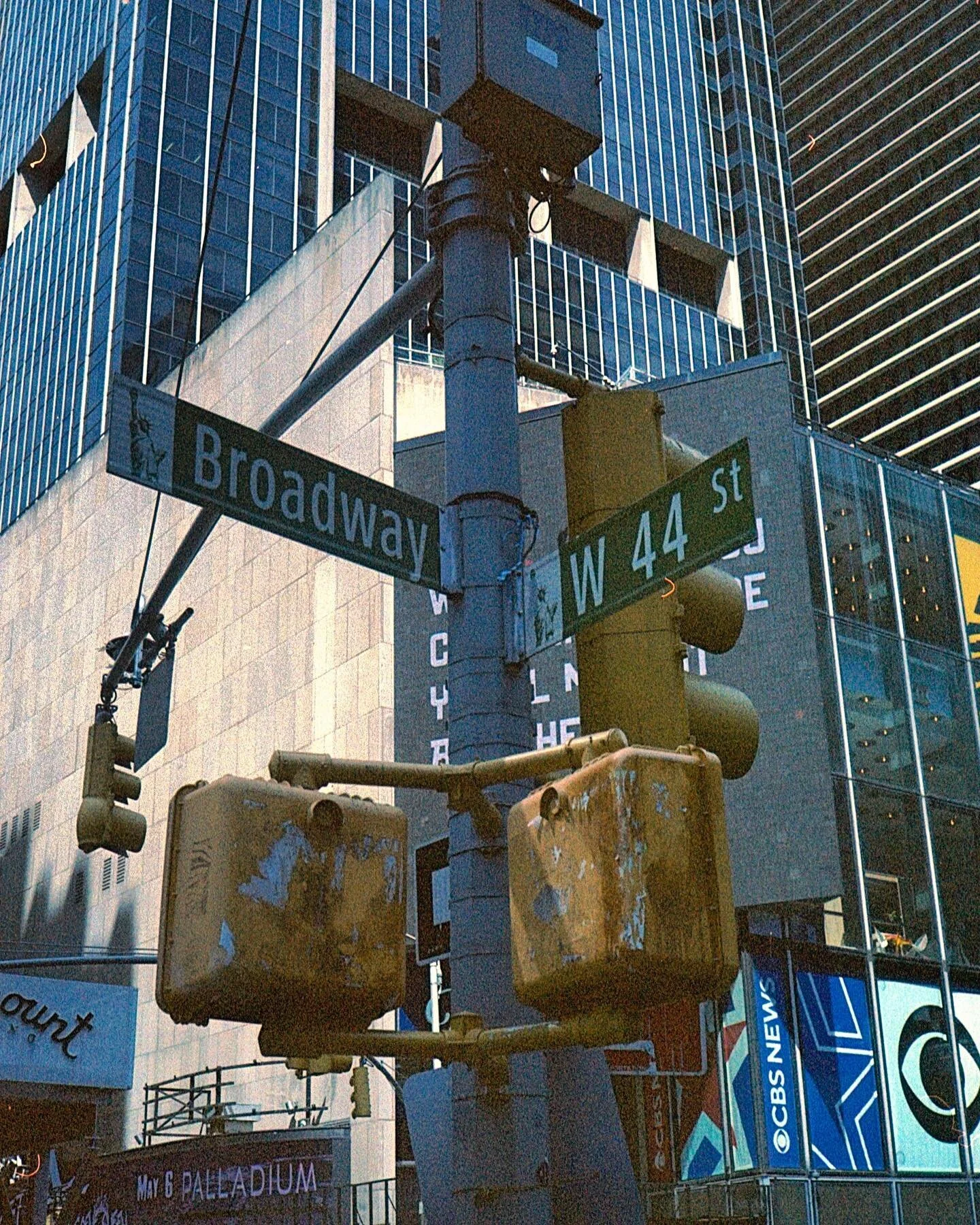 Broadway 🎭 

📷 Minolta High Matic AF2 
🎞️ KONO! Original Monsoon 35mm

.
.
.
.
.
.
.
.
.
.

#filmisnotdead #filmisalive  #irish #ireland #analogphotography
#analogfilm  #analogshootersireland
#thedaily35mm #35mm #dublinstreets 
#buymorefilm #ATGfi