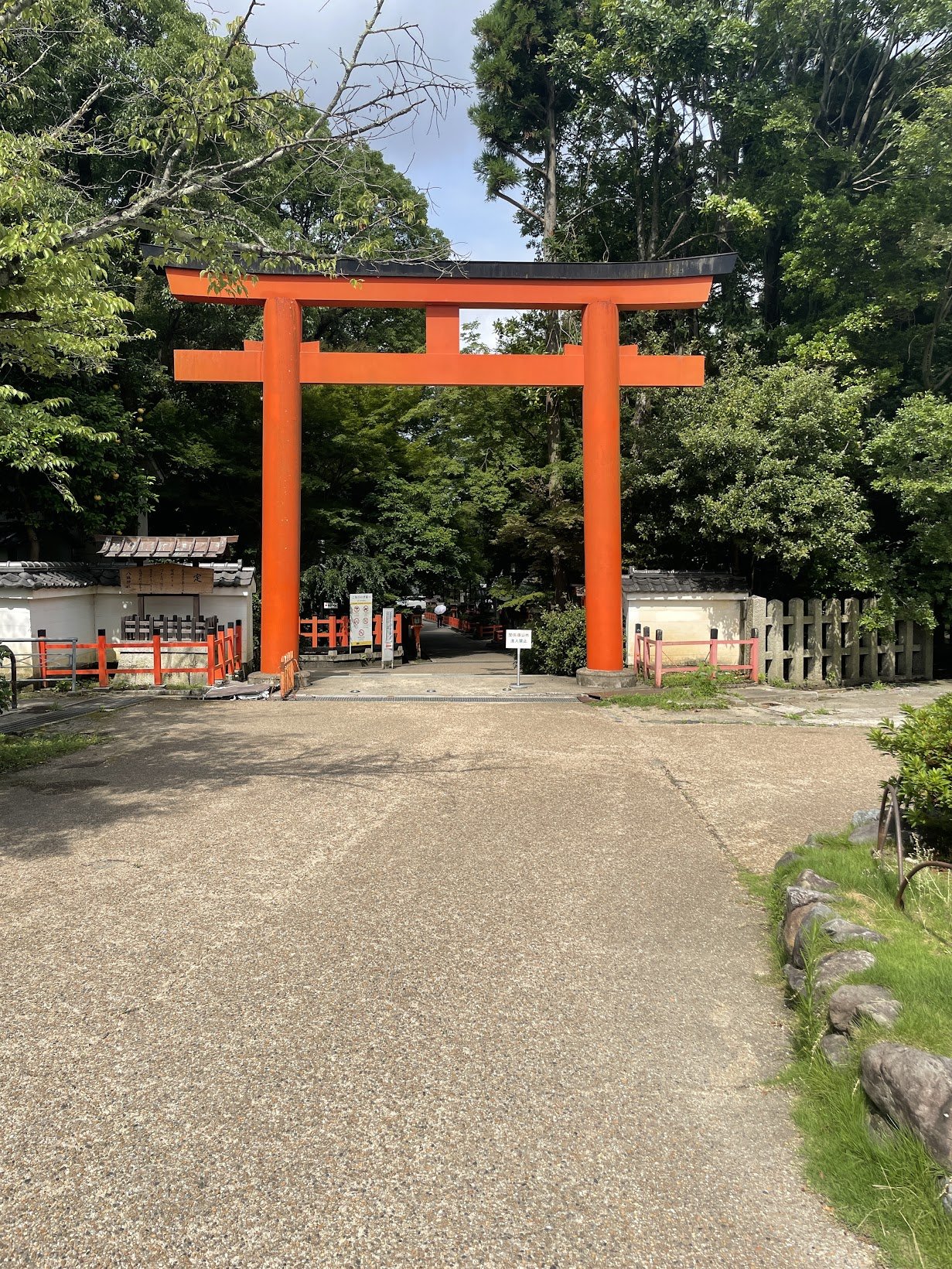 red temple area gate kyoto.JPG