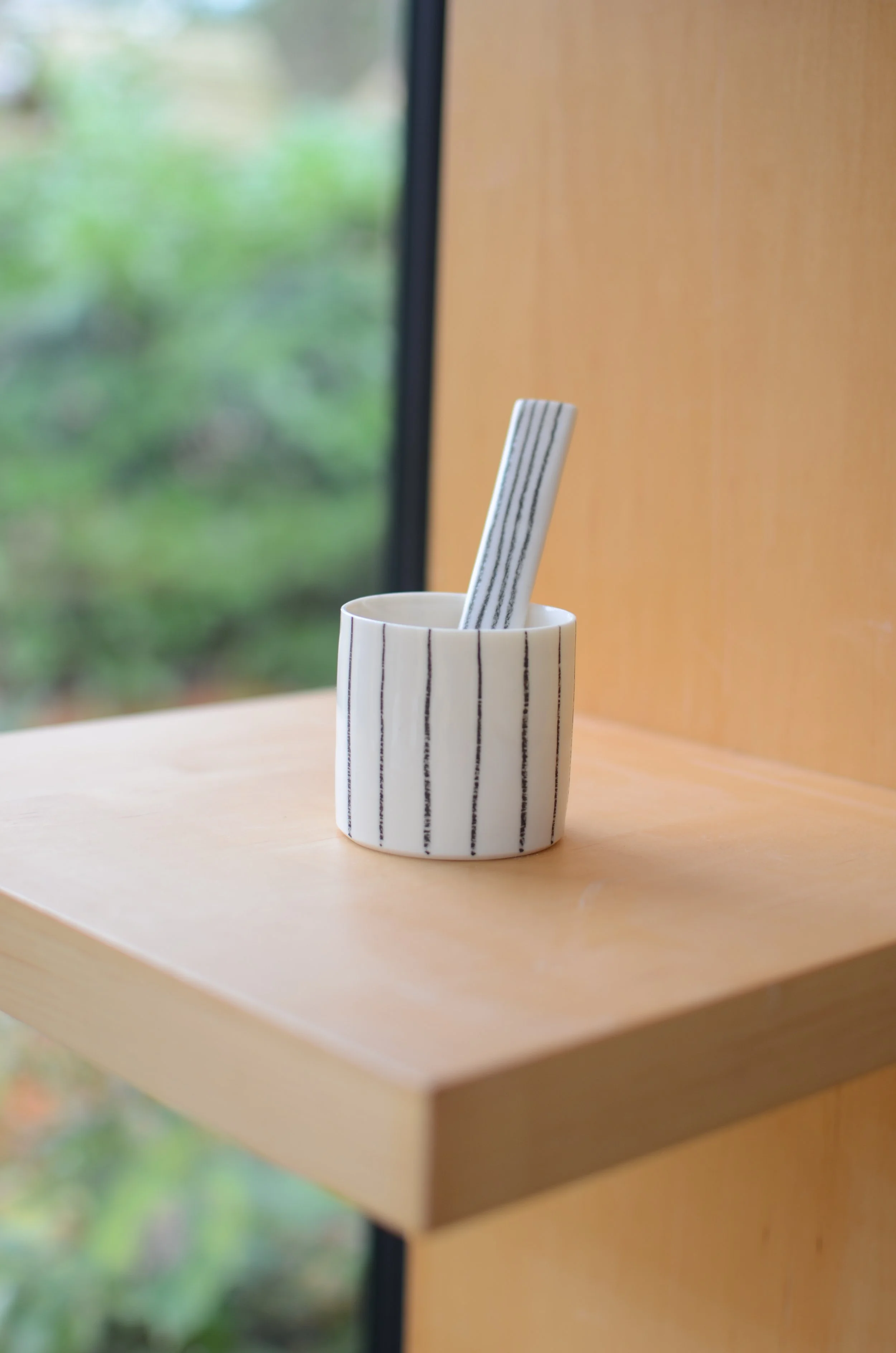 Condiment pot and spoon I