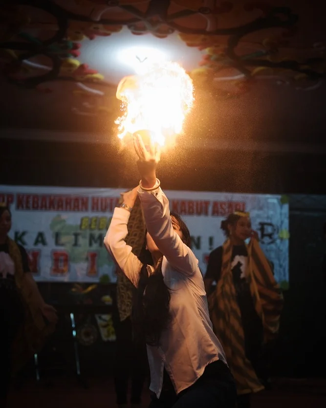 Setting the fire ablaze as the symbol that Ranu Welum Foundation is officially launched.