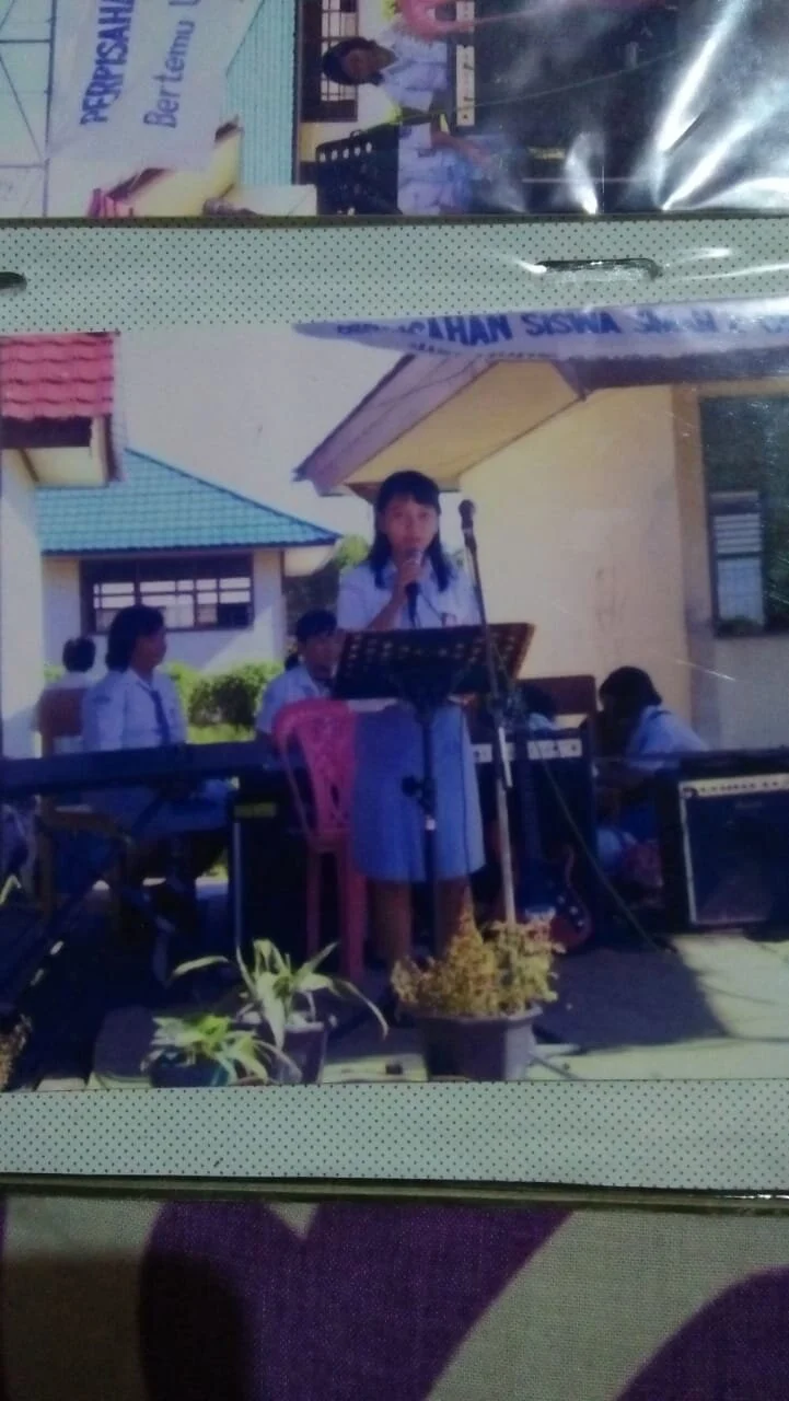 Memberikan kata sambutan saat acara SMA.