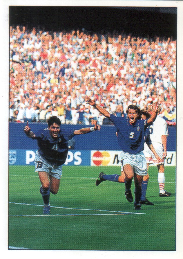 Supercalcio Panini 1994/95 Il gol di Dino Baggio, inseguito da Maldini e Benarrivo.