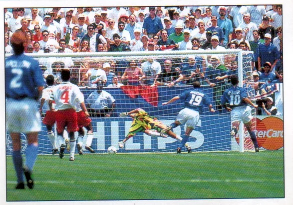 Supercalcio Panini 1994/95 Gol di Massaro, sullo sfondo, di schiena, Apolloni