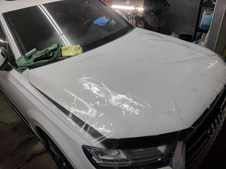 Audi Q7 full hood getting protected with Suntek Ultra paint protection film / clear bra