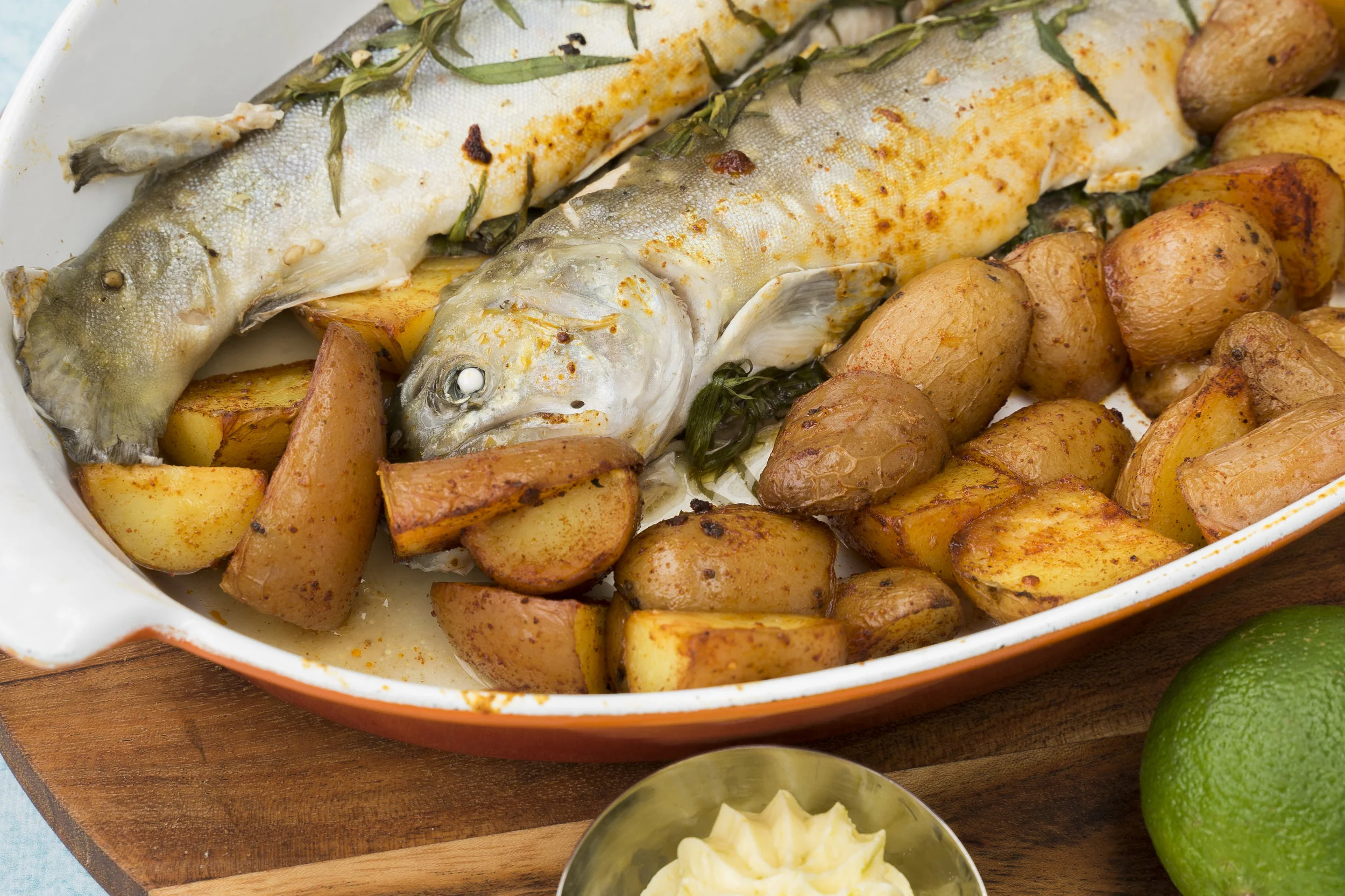Forel met limoenboter en dragon met geroosterde aardappeltjes 