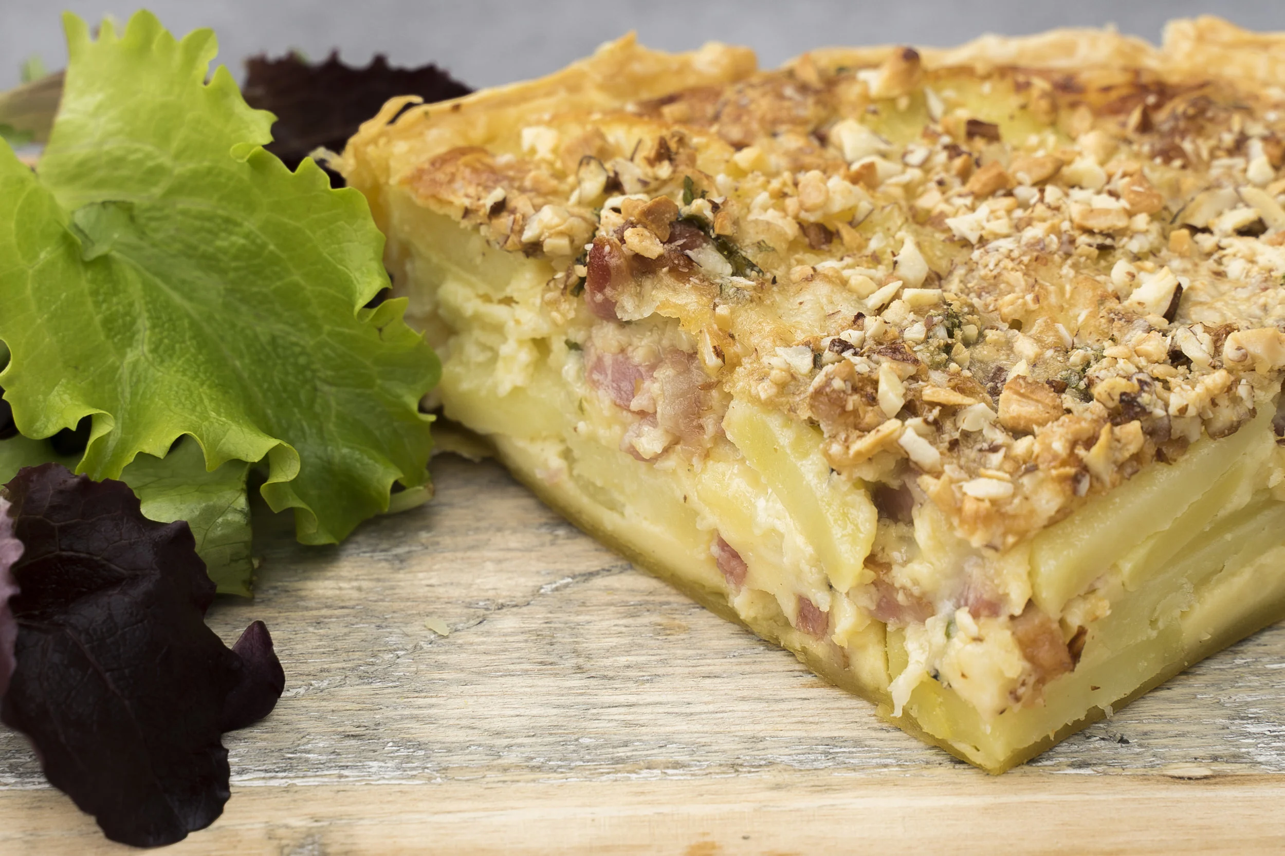 Aardappelquiche met spekjes en noten