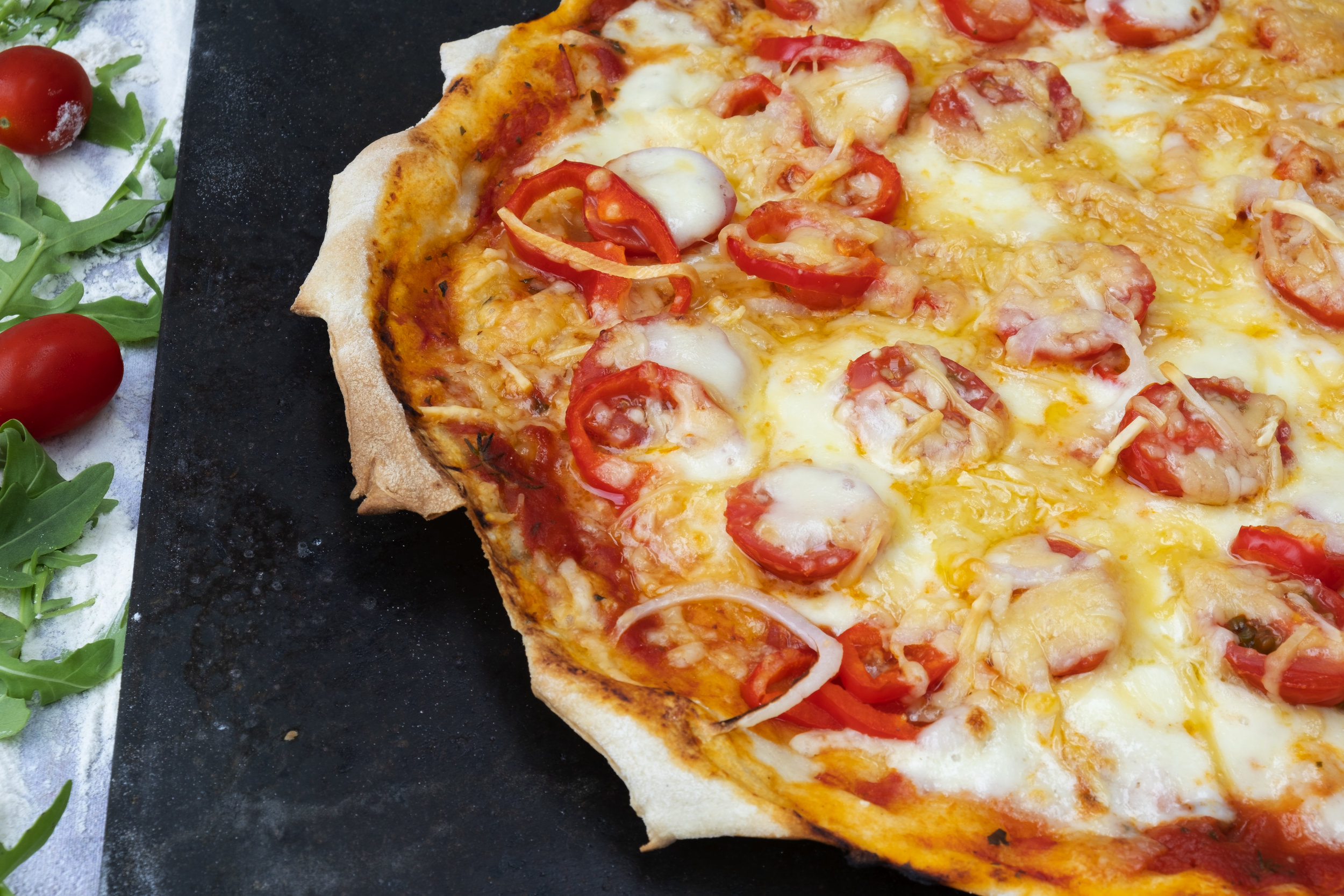 Pizzadeeg met tomatensaus
